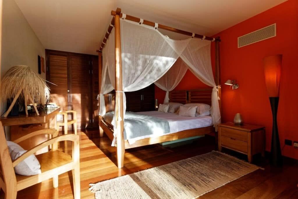 Sunset Rays Villa with Balinese Style in Pointe Milou