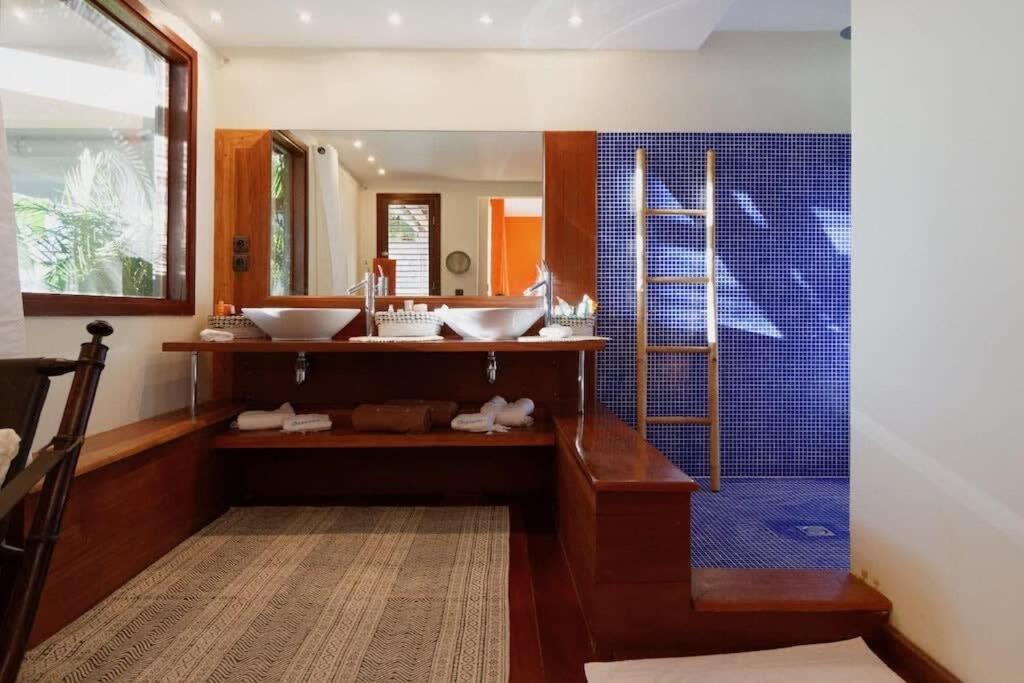 Sunset Rays Villa with Balinese Style in Pointe Milou