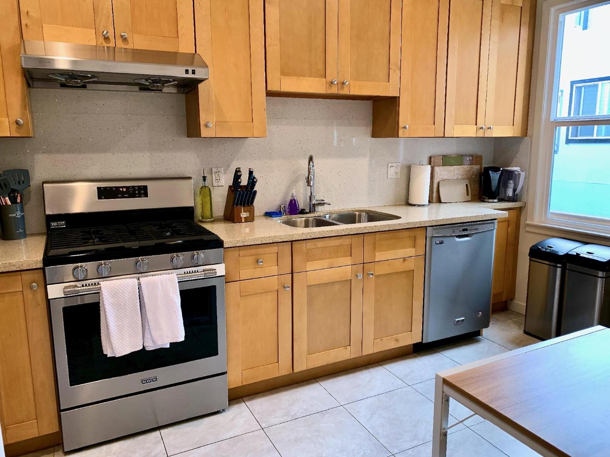 Spacious 4BR2BA Flat in Central SOMA view 2