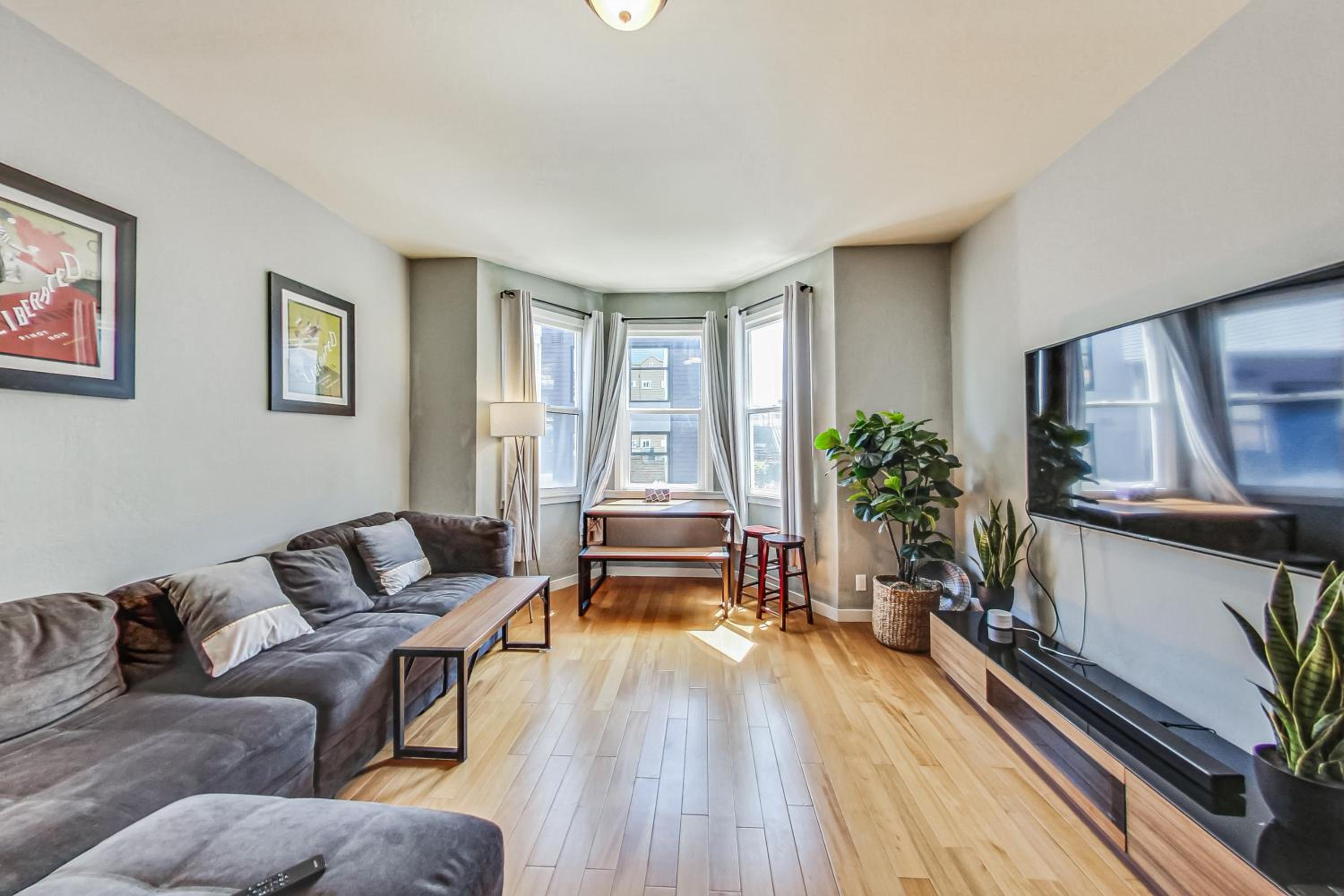 Spacious 4BR2BA Flat in Central SOMA view 3