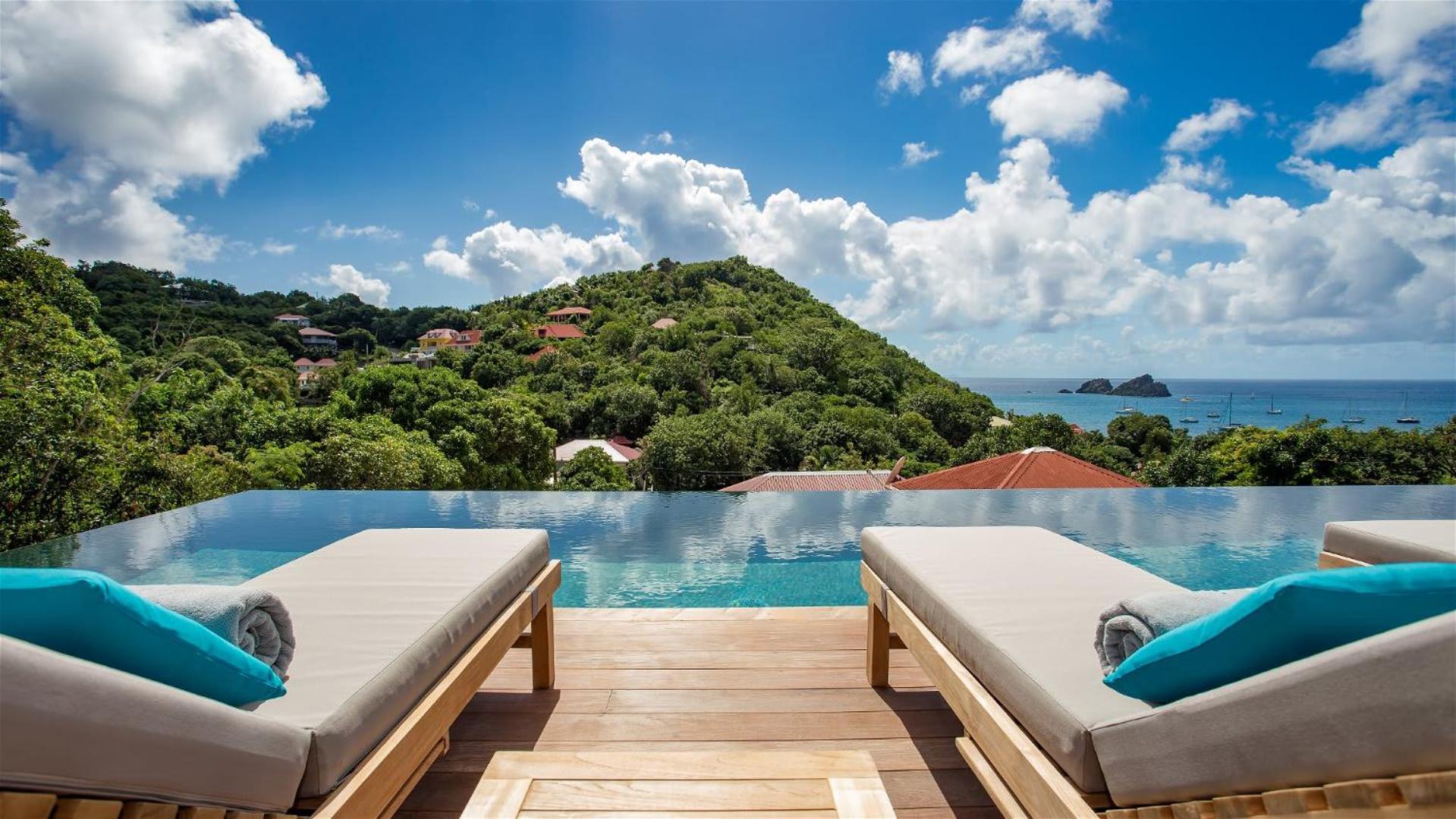 Villa Designed with Natural Elements