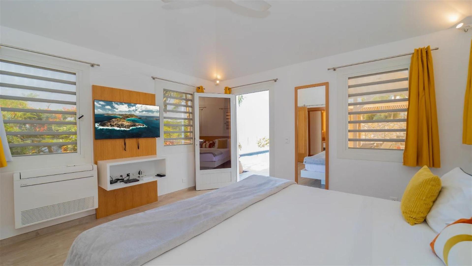 Spacious Villa With Glowing Sunset View