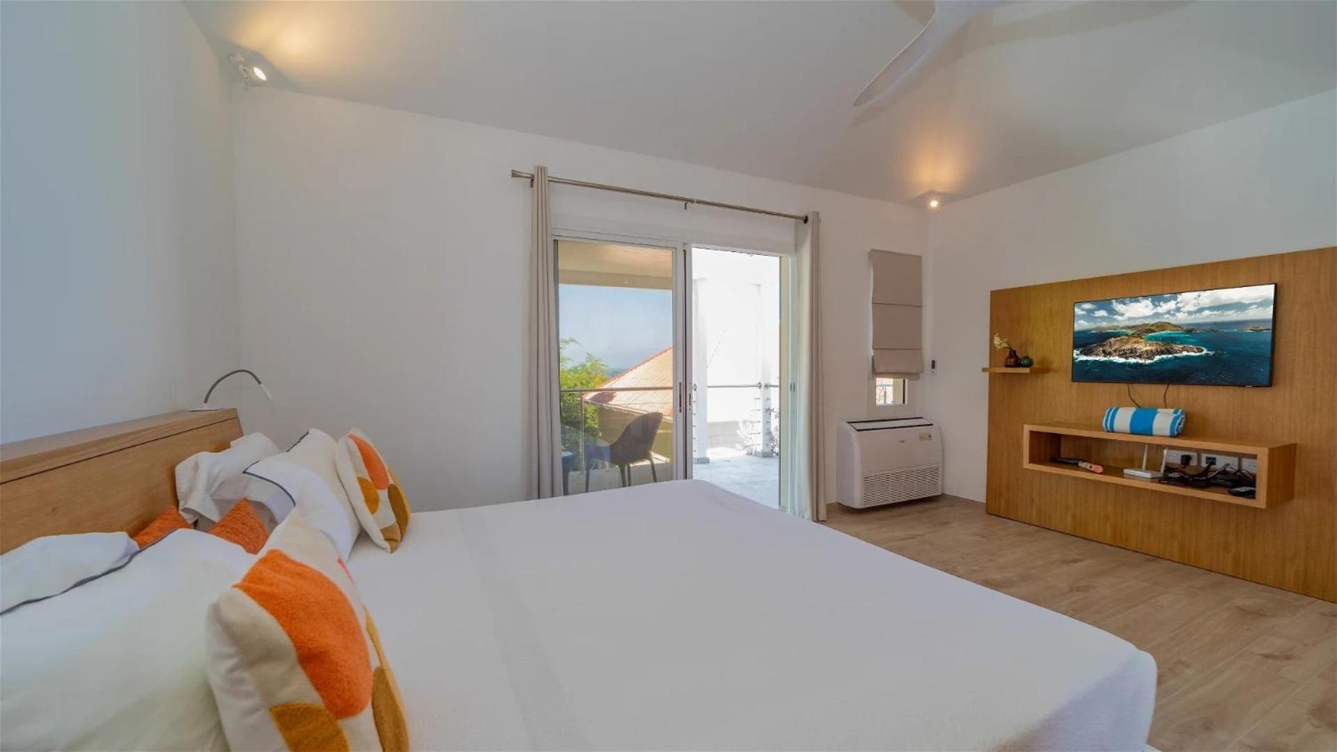 Spacious Villa With Glowing Sunset View
