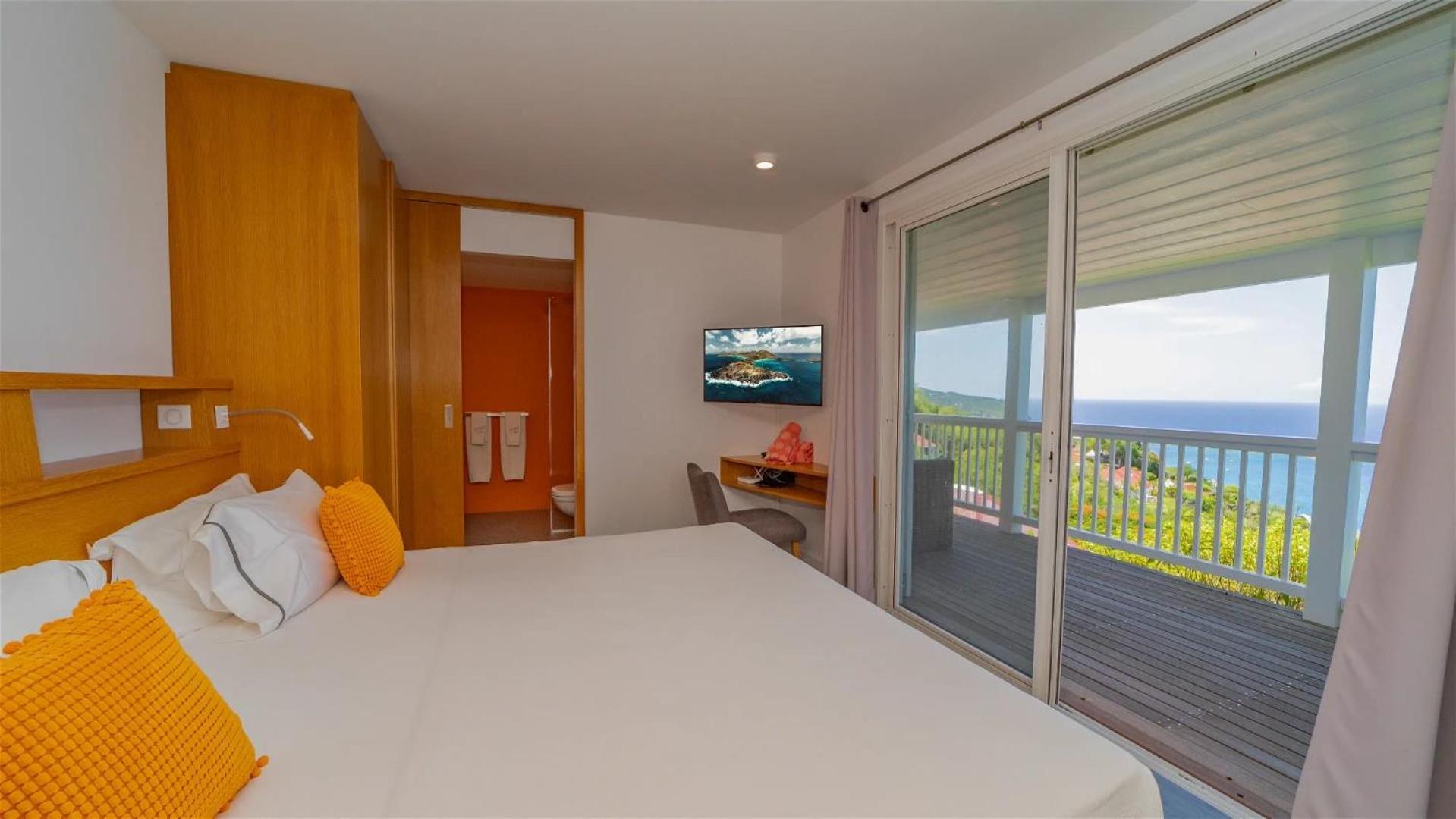 Spacious Villa With Glowing Sunset View