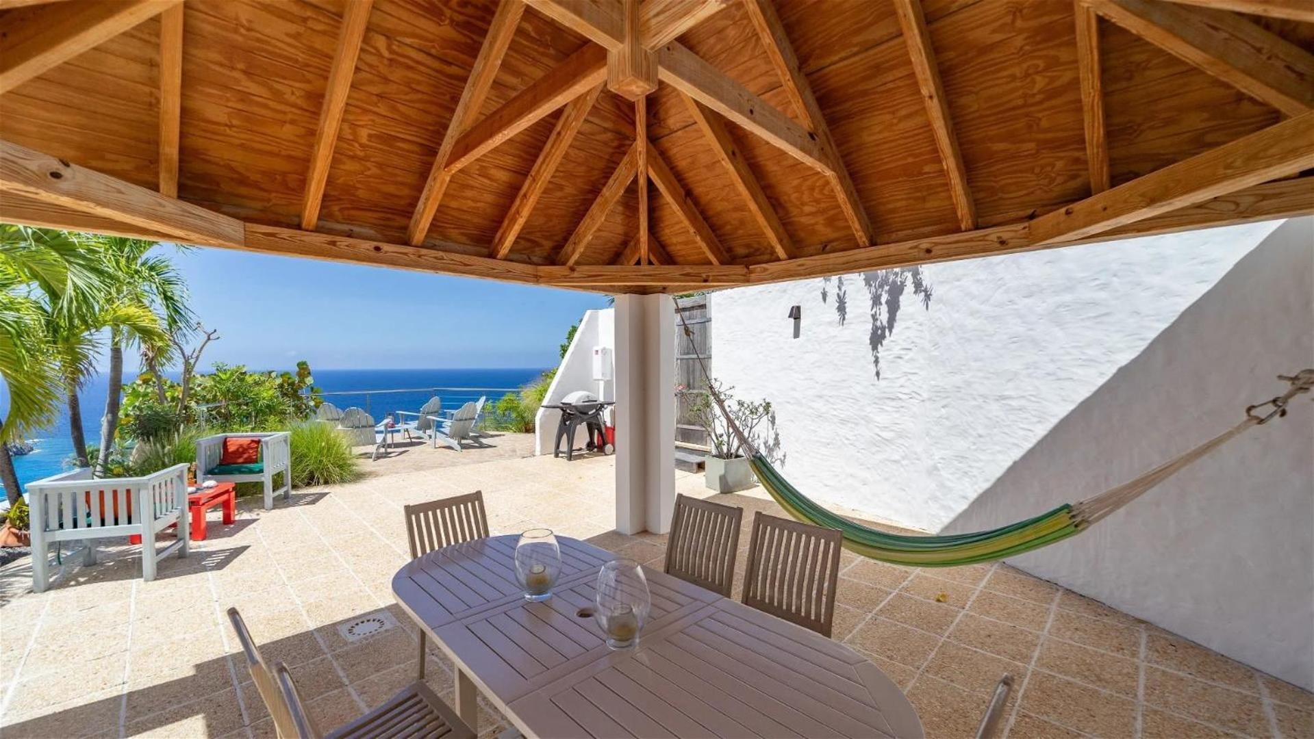 Spacious Villa With Glowing Sunset View