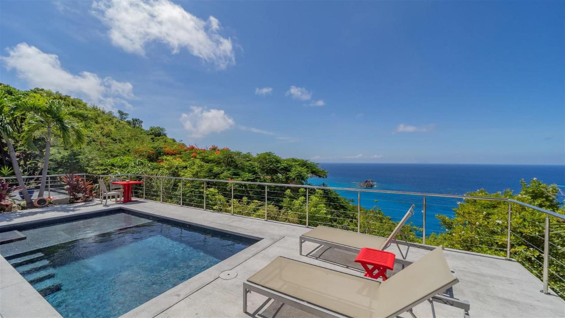 Spacious Villa With Glowing Sunset View