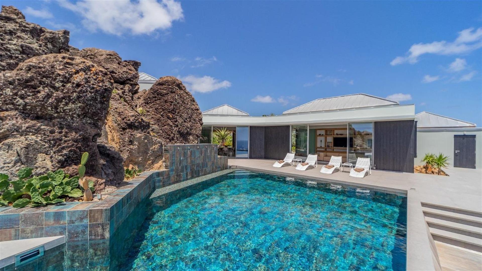 Exceptional 4BR Villa Overlooking the Ocean