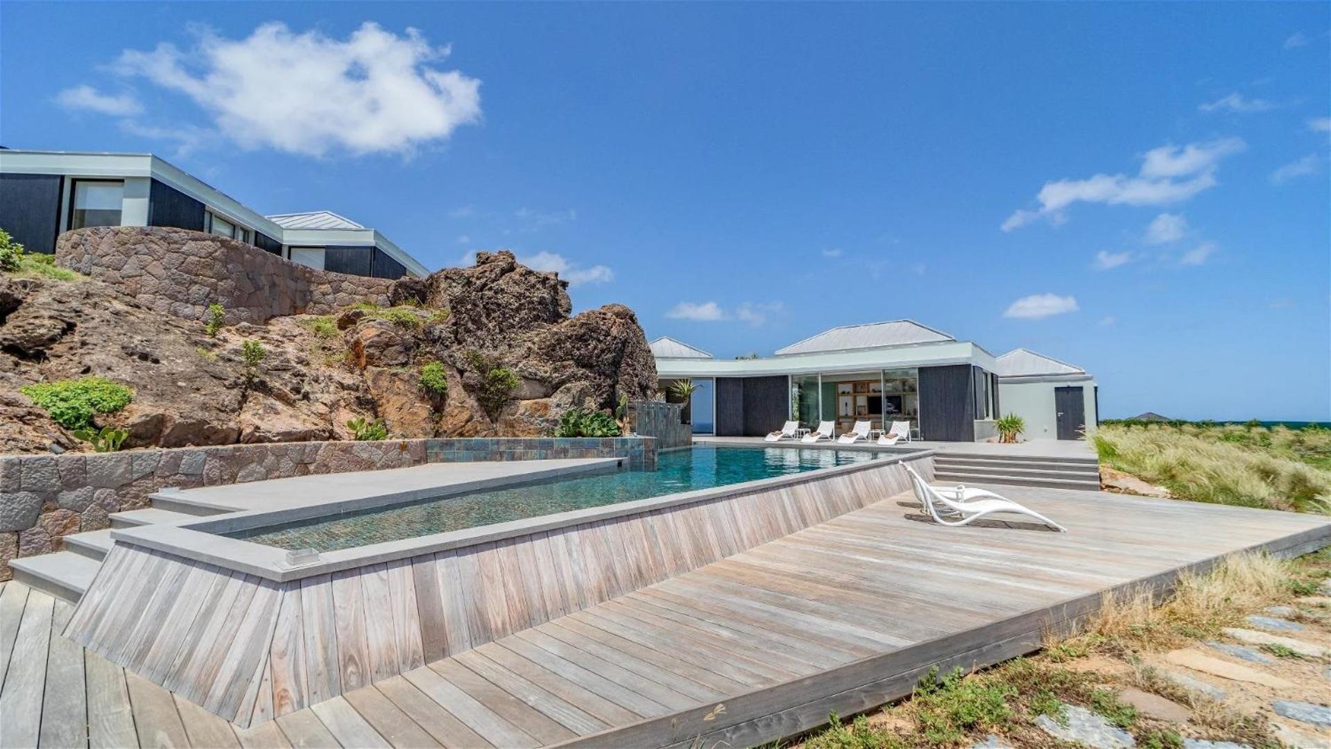 Exceptional 4BR Villa Overlooking the Ocean