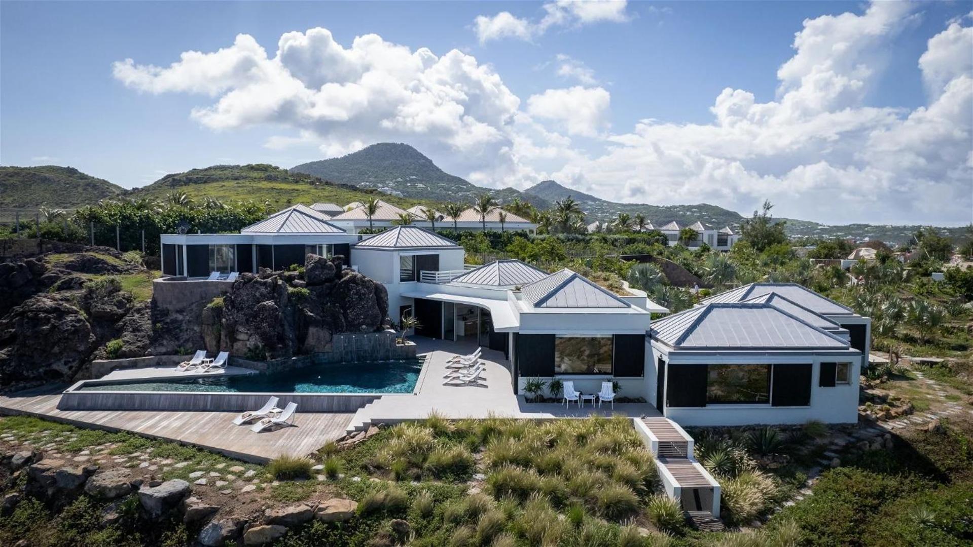 Exceptional 4BR Villa Overlooking the Ocean