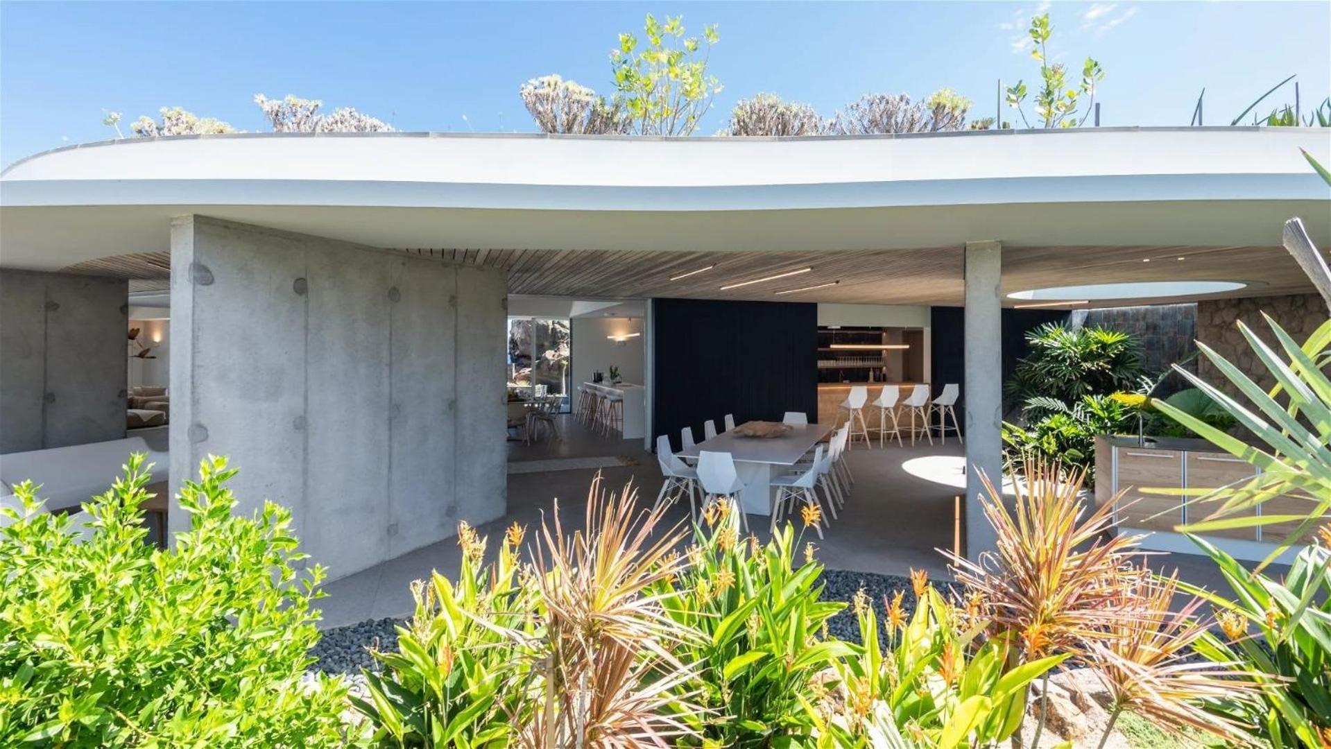 Exceptional 4BR Villa Overlooking the Ocean