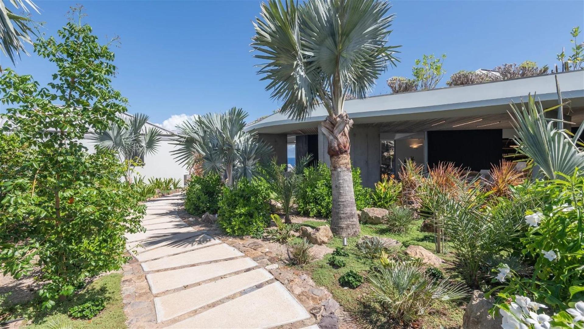 Exceptional 4BR Villa Overlooking the Ocean