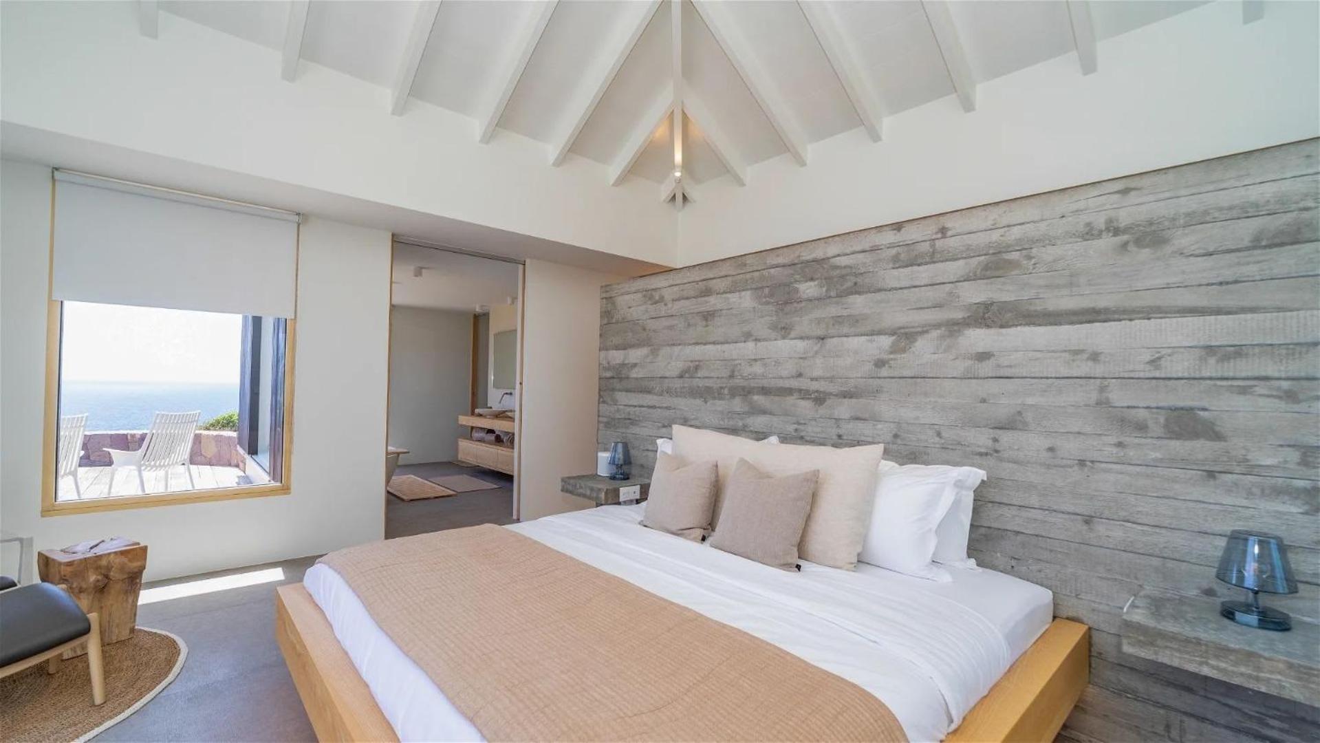 Exceptional 4BR Villa Overlooking the Ocean