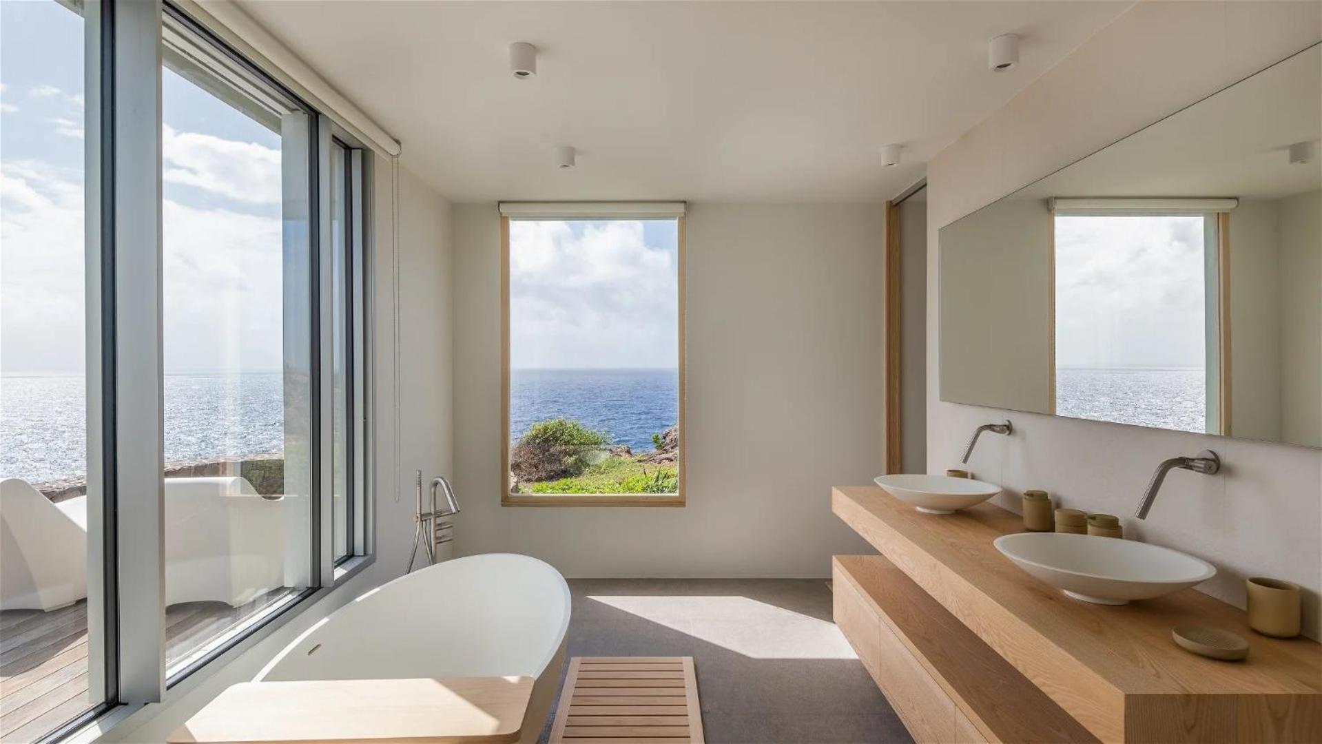 Exceptional 4BR Villa Overlooking the Ocean