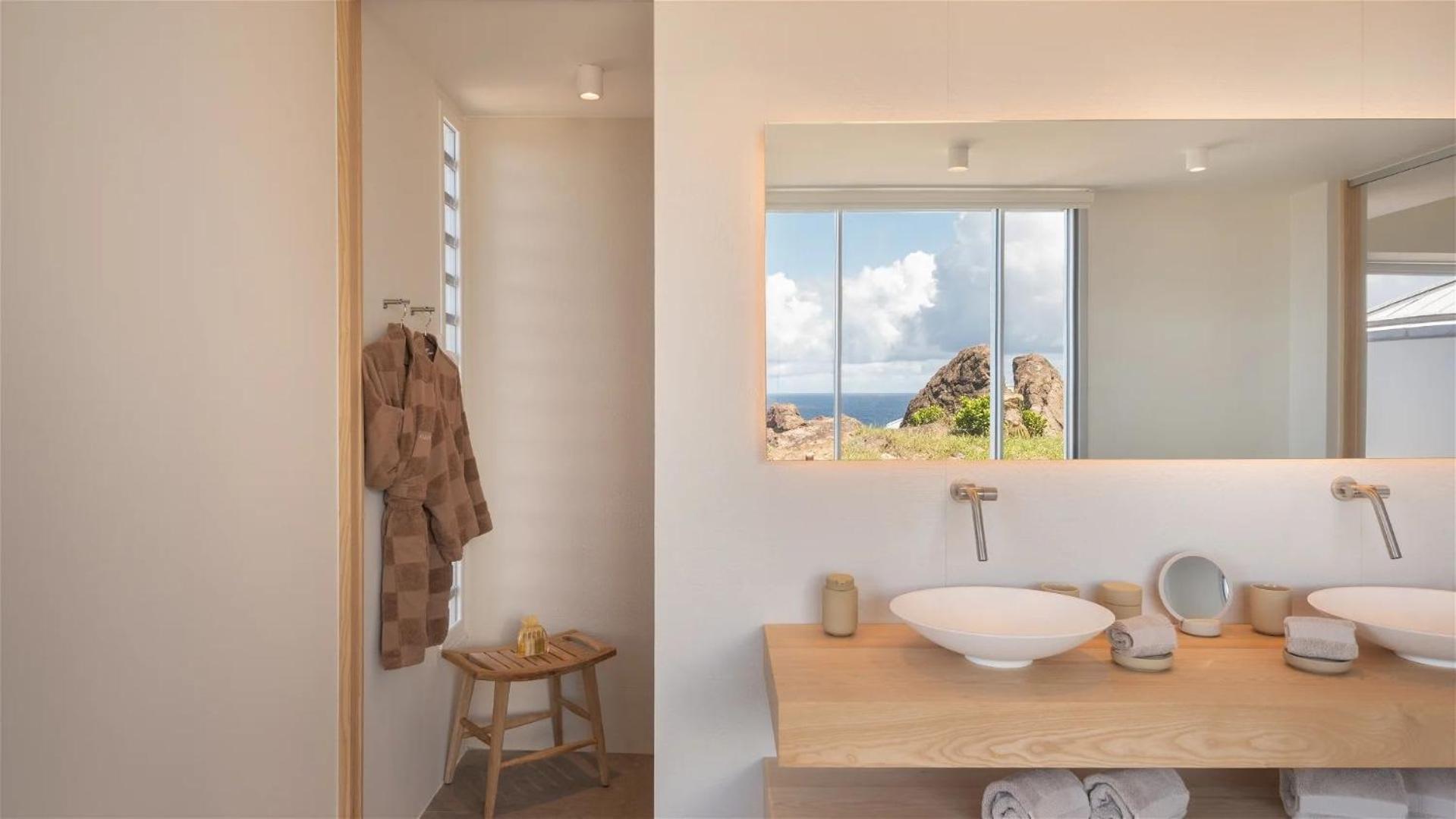 Exceptional 4BR Villa Overlooking the Ocean