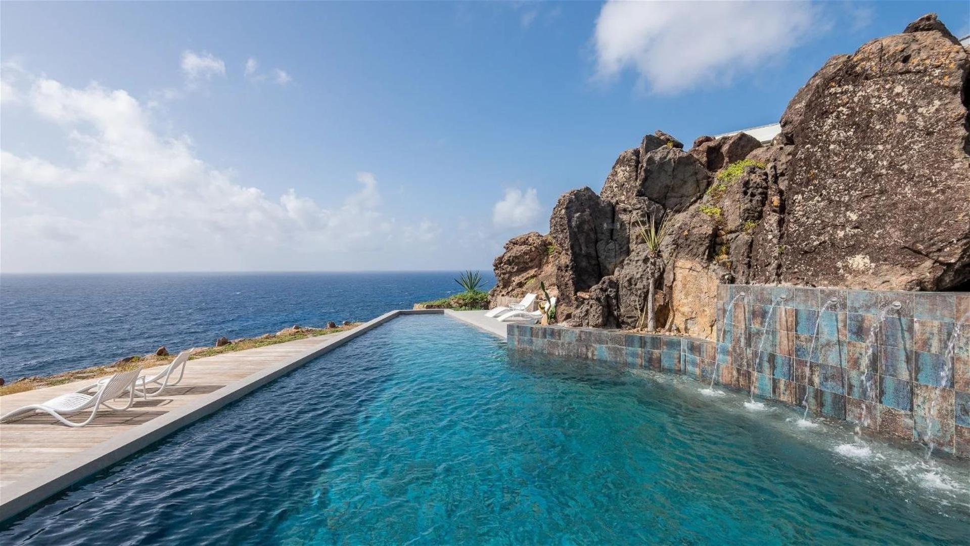 Exceptional 4BR Villa Overlooking the Ocean