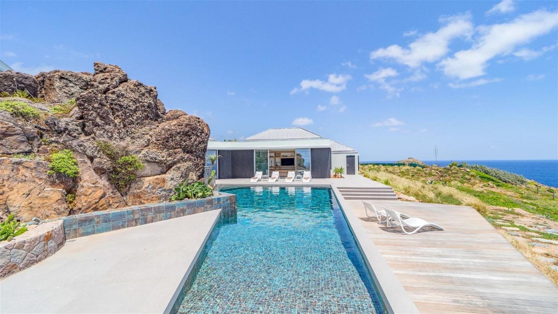 Exceptional 4BR Villa Overlooking the Ocean