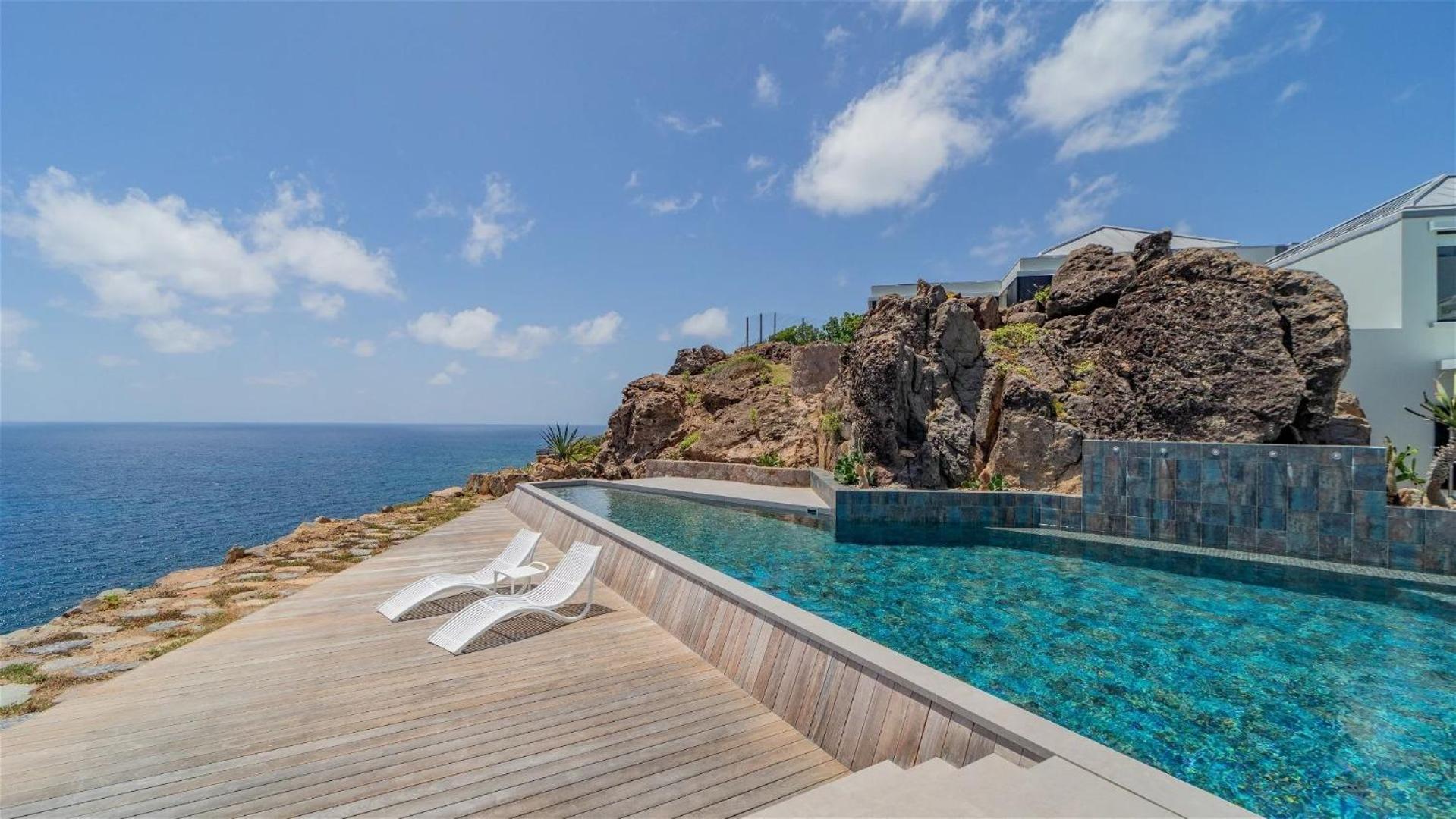 Exceptional 4BR Villa Overlooking the Ocean