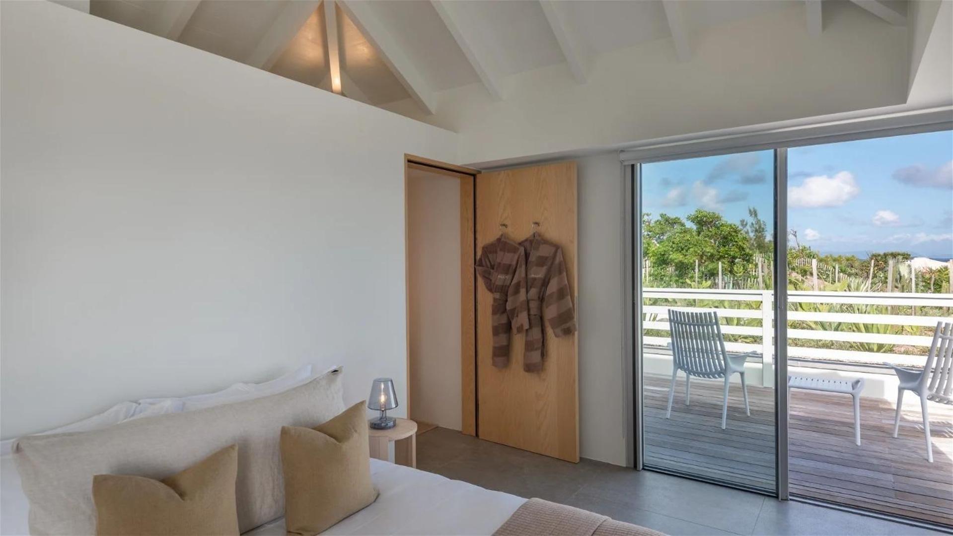 Exceptional 4BR Villa Overlooking the Ocean