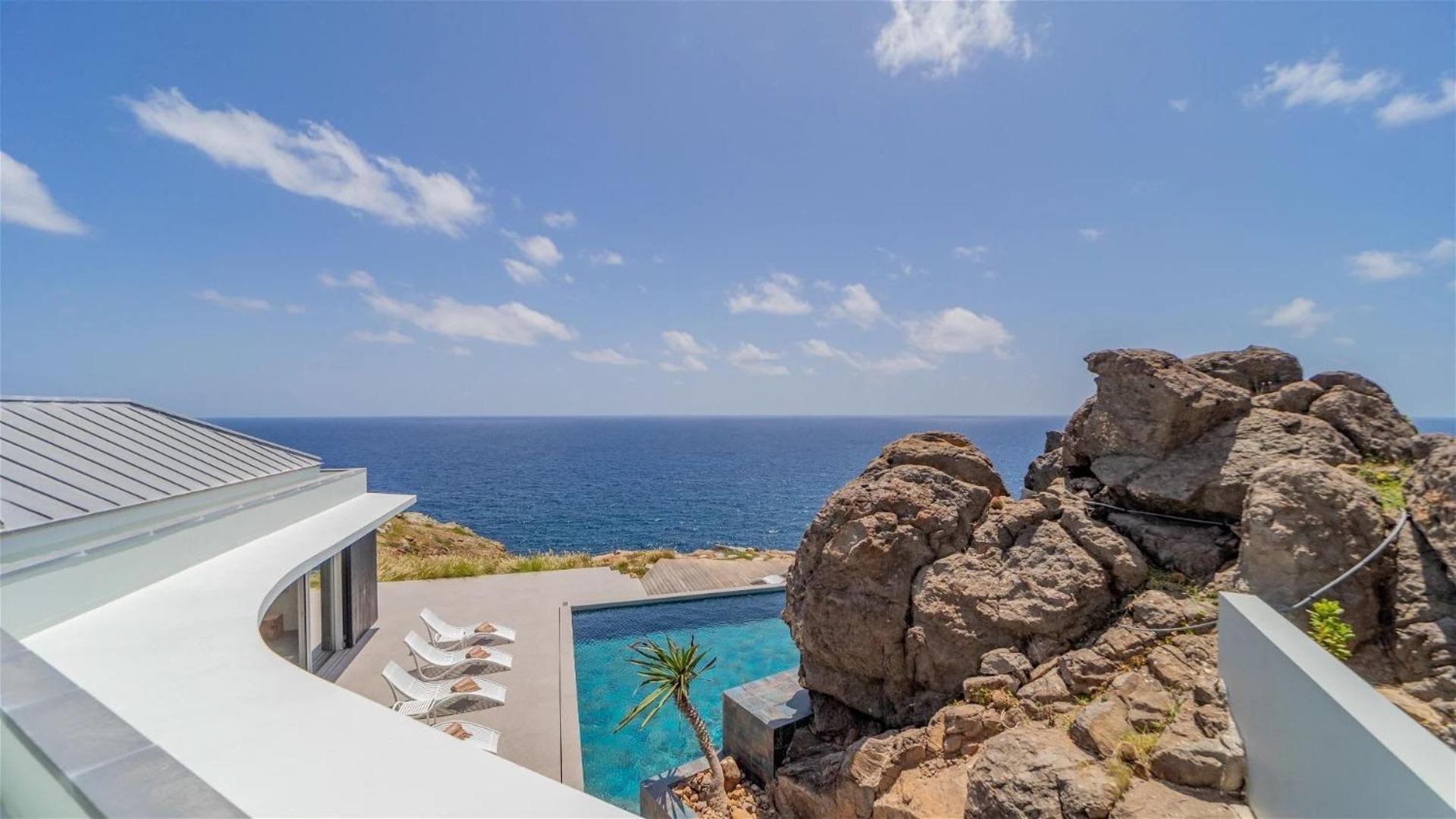 Exceptional 4BR Villa Overlooking the Ocean