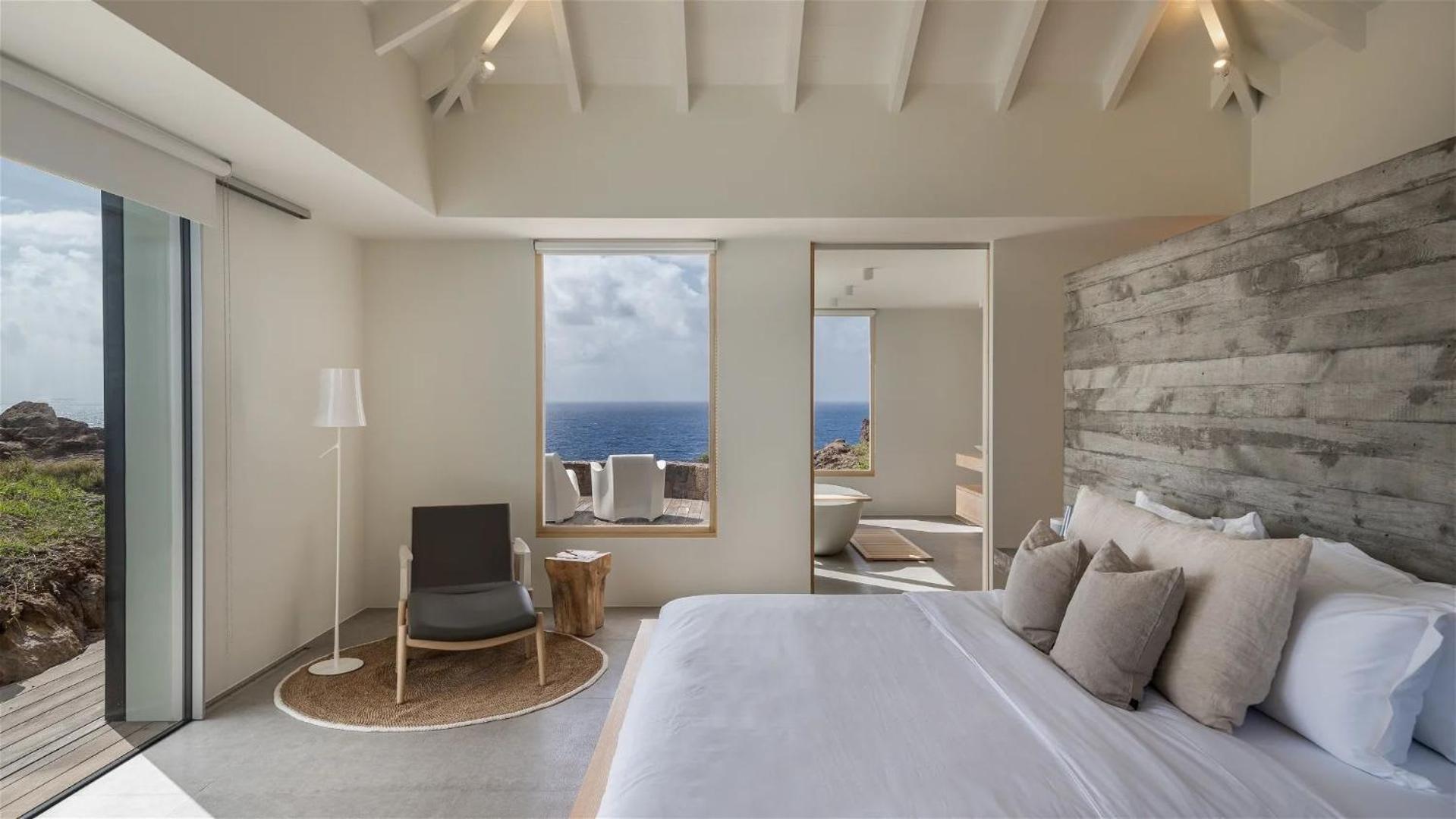 Exceptional 4BR Villa Overlooking the Ocean