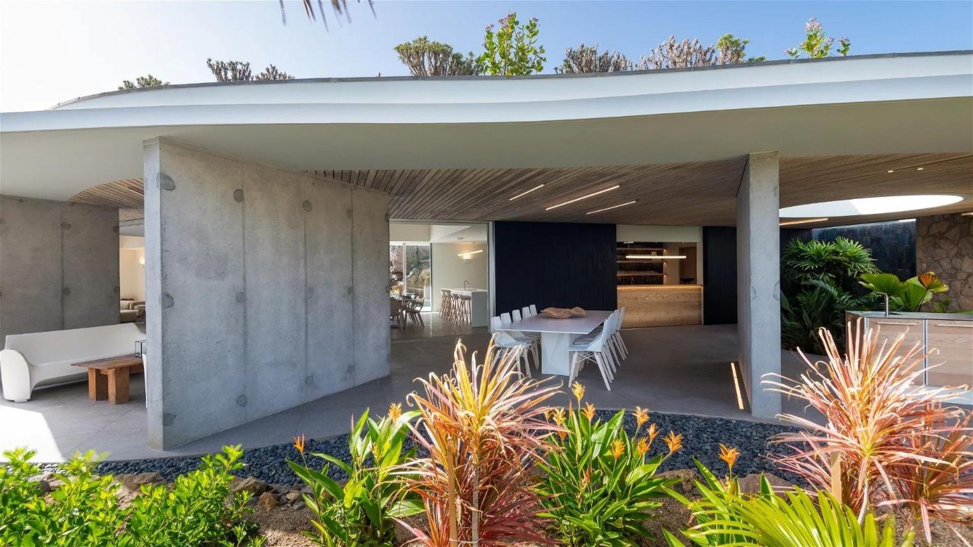 Exceptional 4BR Villa Overlooking the Ocean