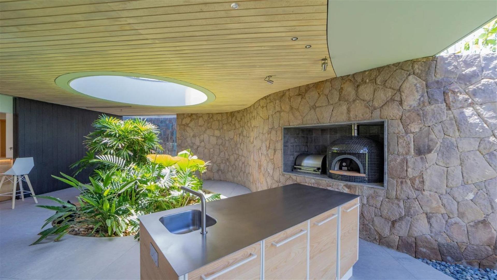 Exceptional 4BR Villa Overlooking the Ocean
