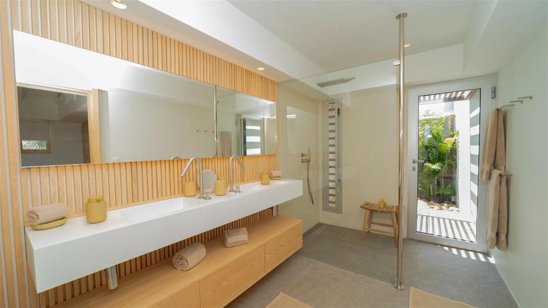 Exceptional 4BR Villa Overlooking the Ocean