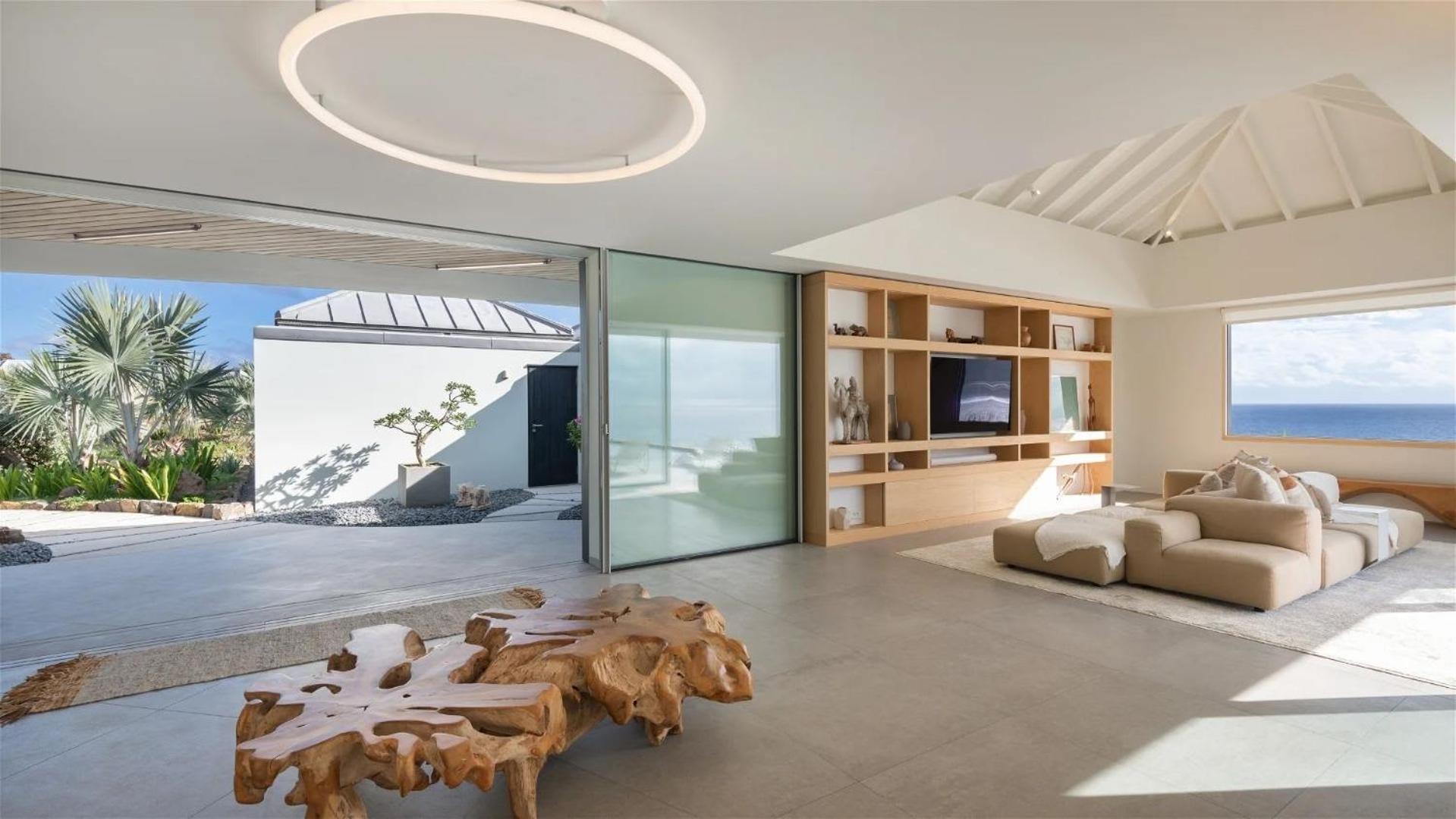Exceptional 4BR Villa Overlooking the Ocean