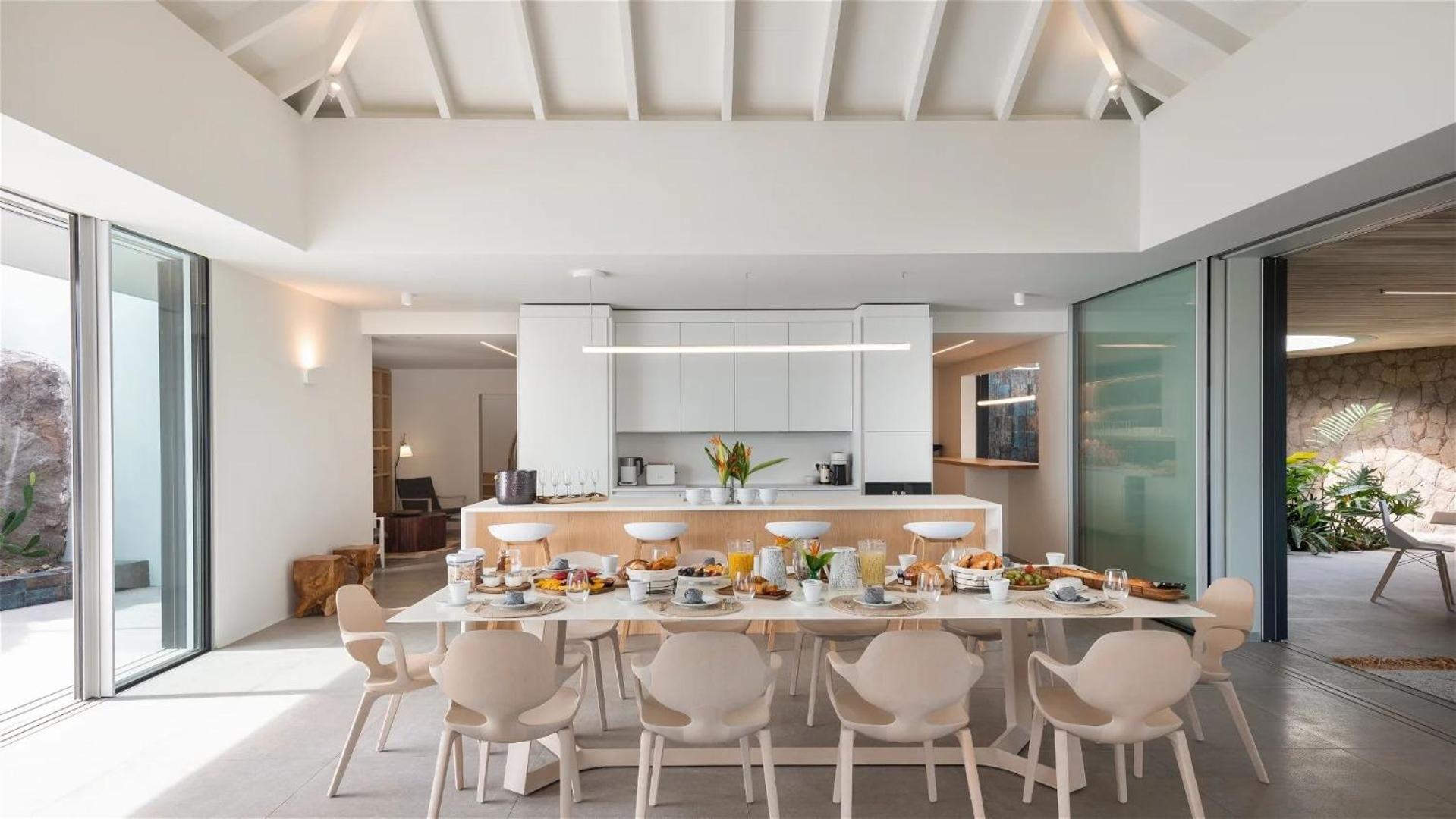 Exceptional 4BR Villa Overlooking the Ocean