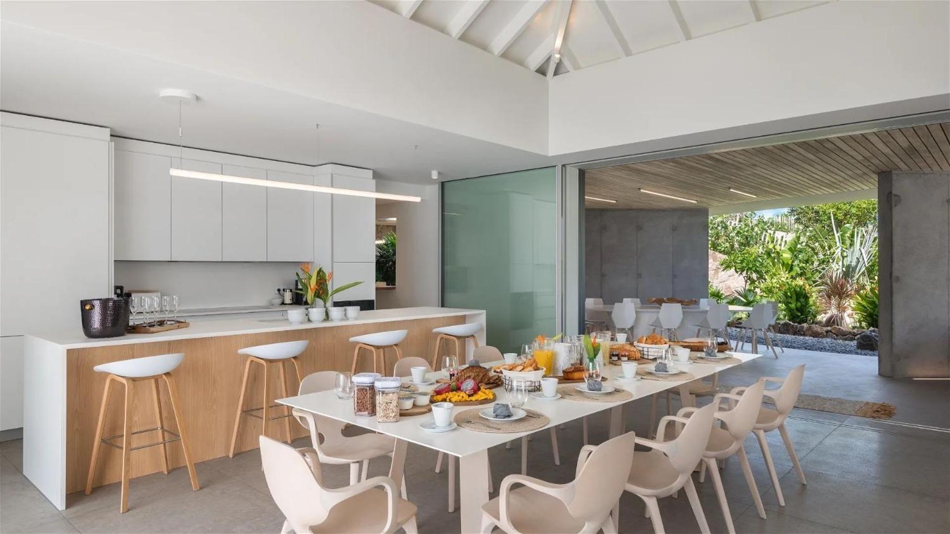 Exceptional 4BR Villa Overlooking the Ocean