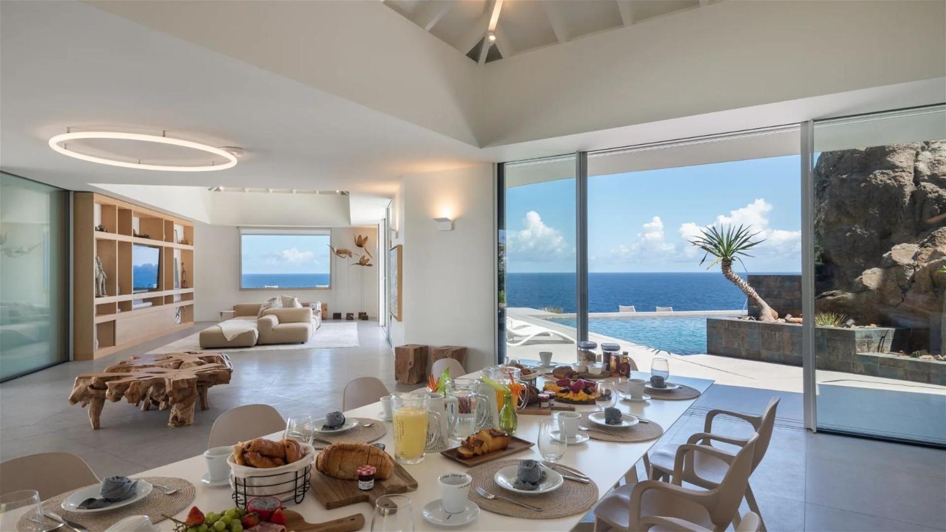 Exceptional 4BR Villa Overlooking the Ocean
