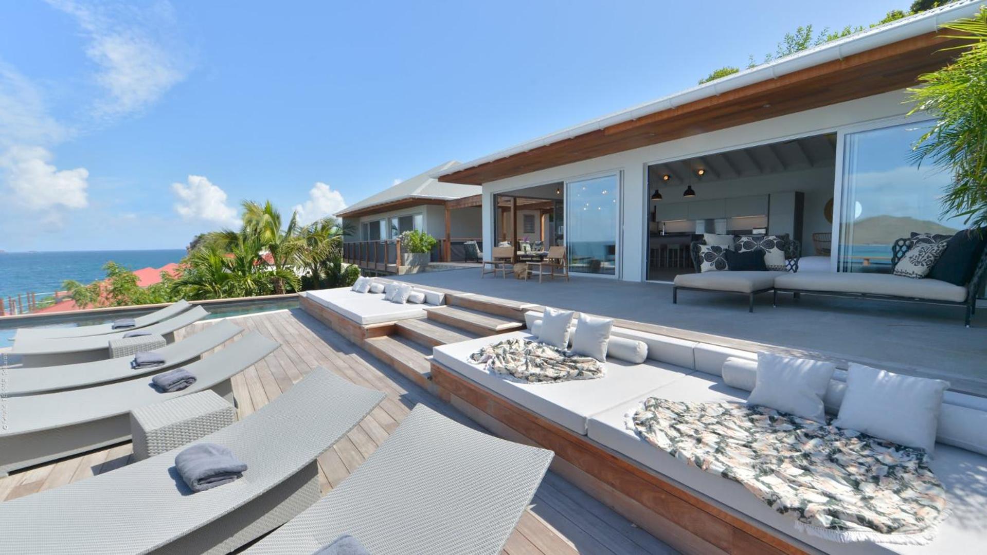 Superb Villa with Contemporary Style