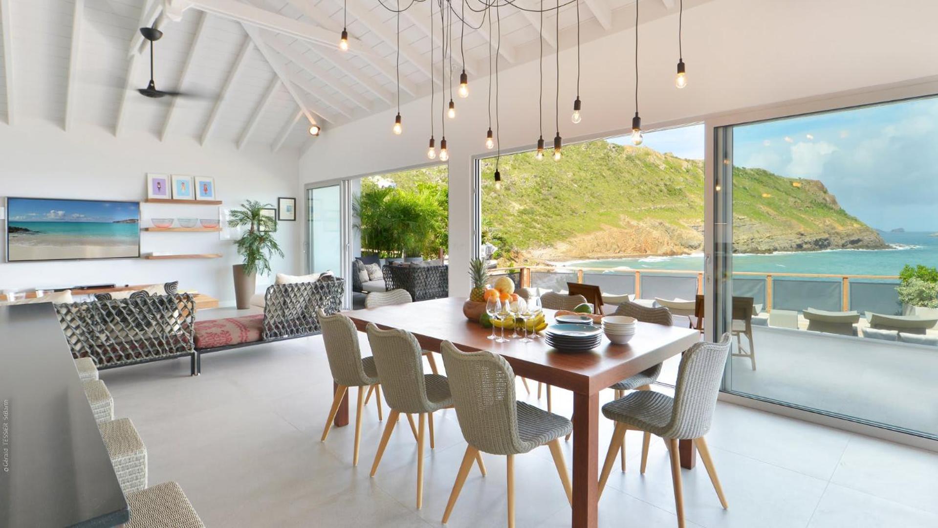 Superb Villa with Contemporary Style