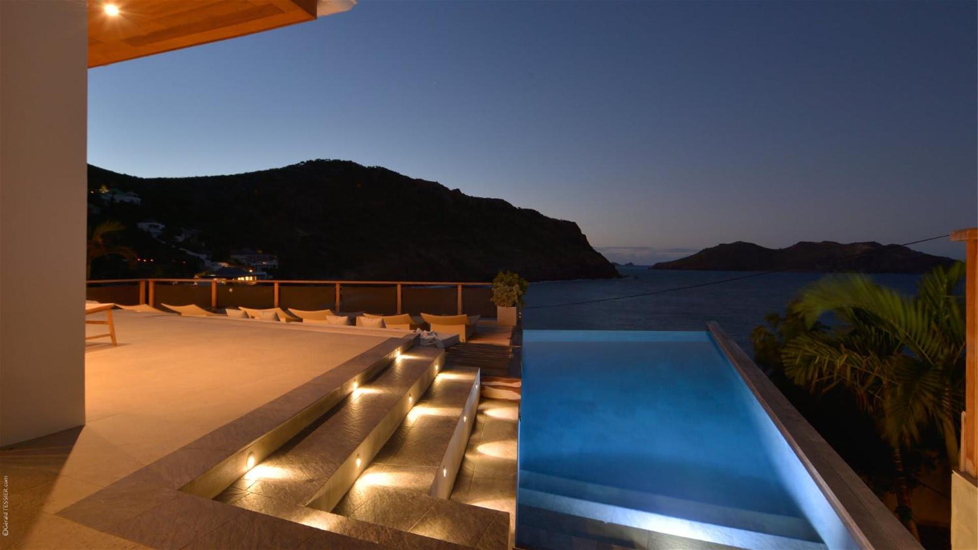 Superb Villa with Contemporary Style