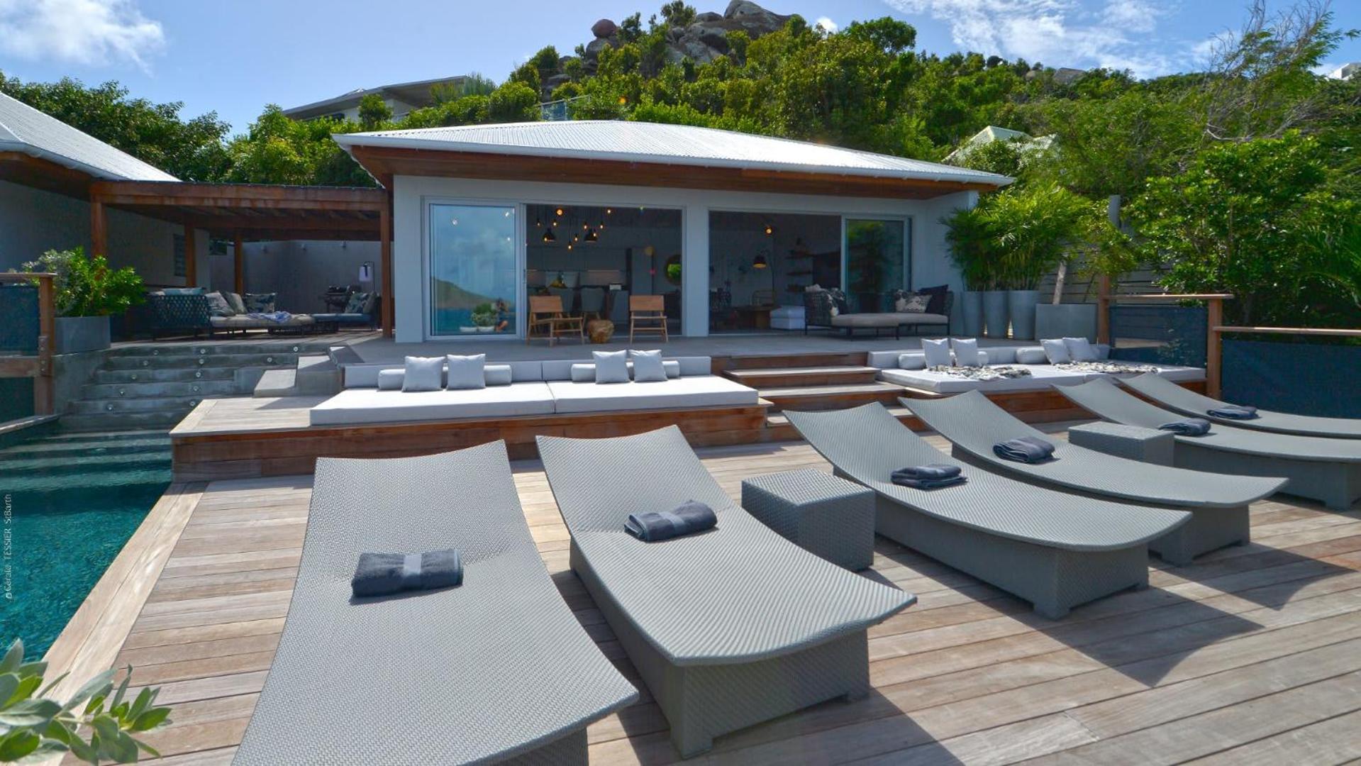 Superb Villa with Contemporary Style