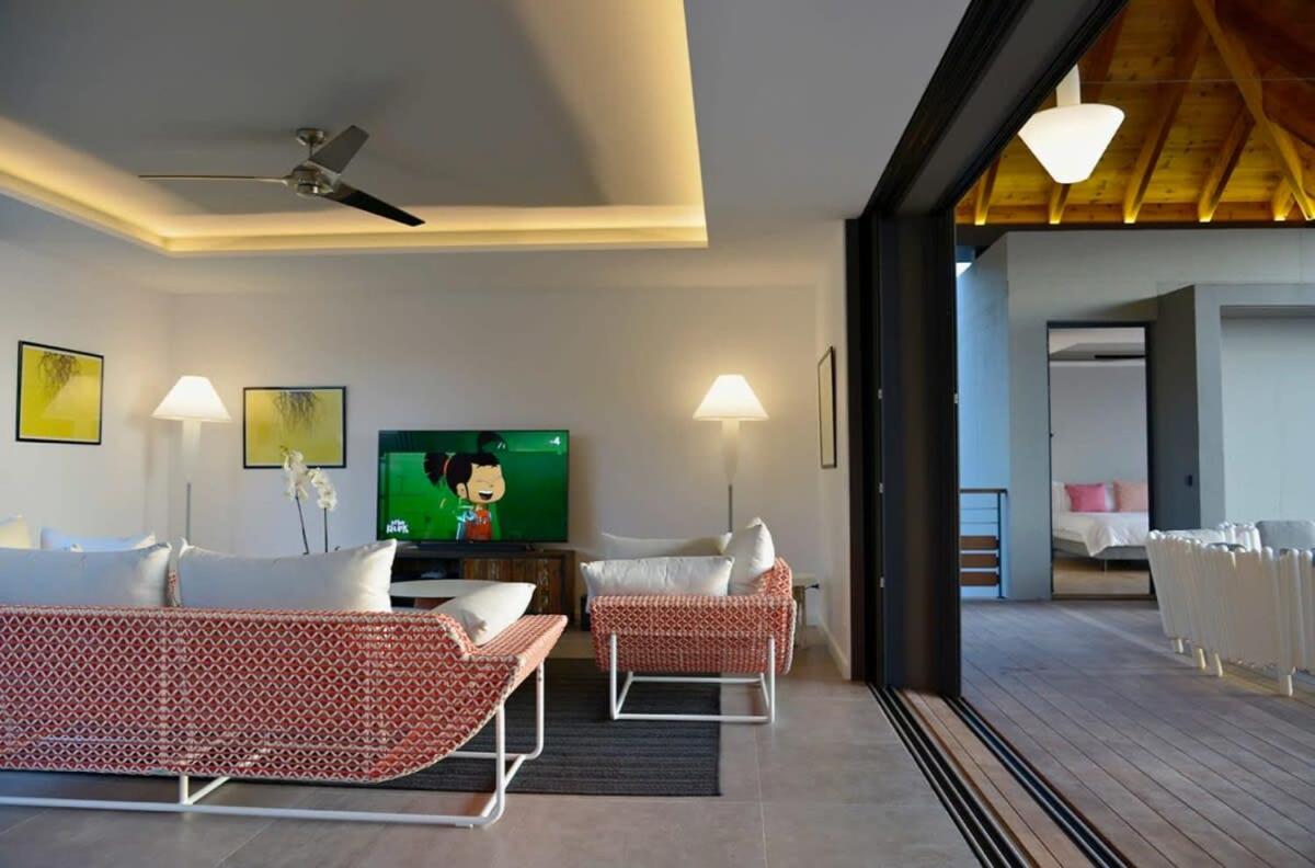 Stylish And Modern Villa With Spectacular Fine Sunset
