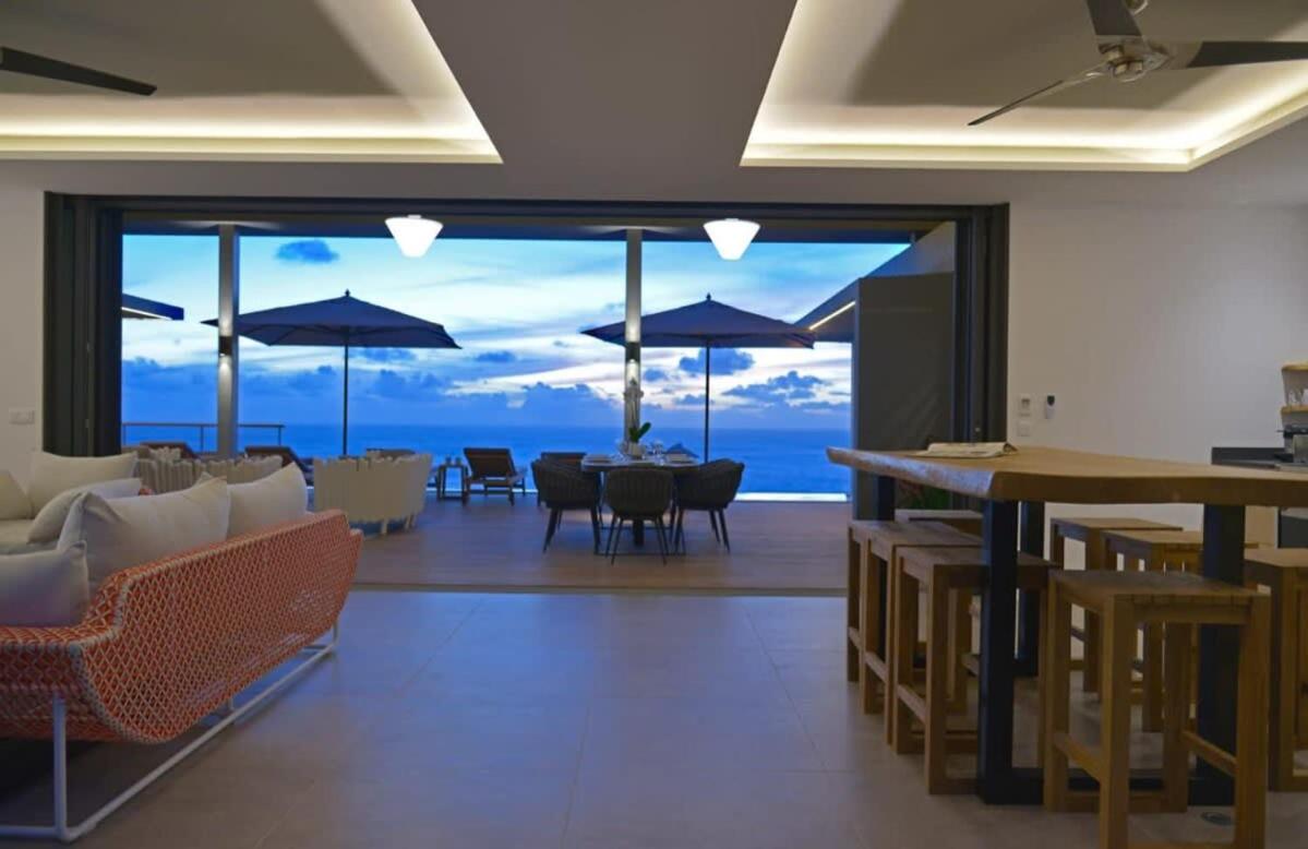 Stylish And Modern Villa With Spectacular Fine Sunset