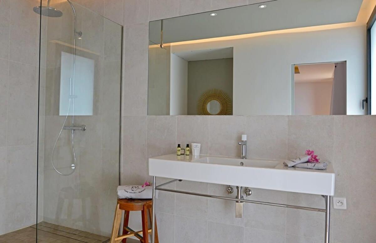 Stylish And Modern Villa With Spectacular Fine Sunset