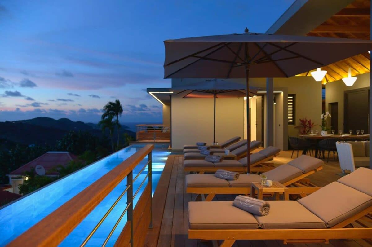 Stylish And Modern Villa With Spectacular Fine Sunset