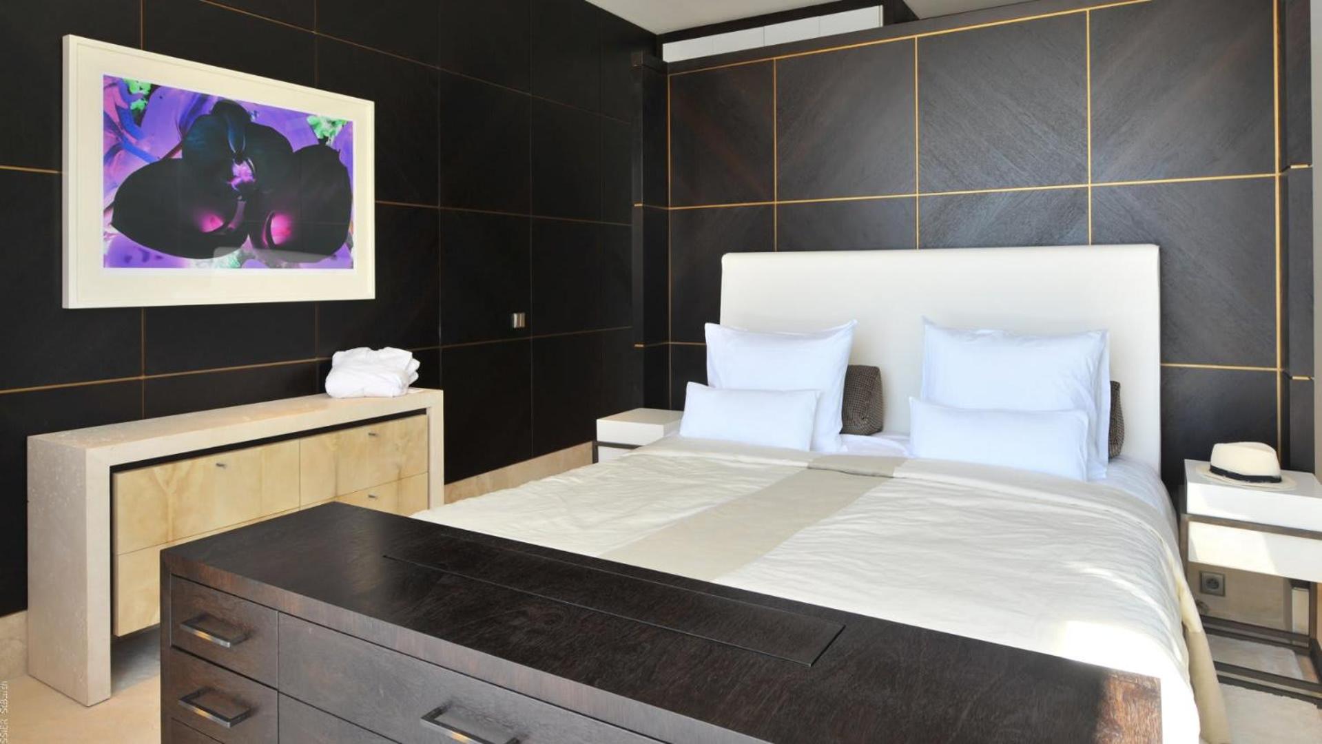 Ideally Located Contemporary Villa