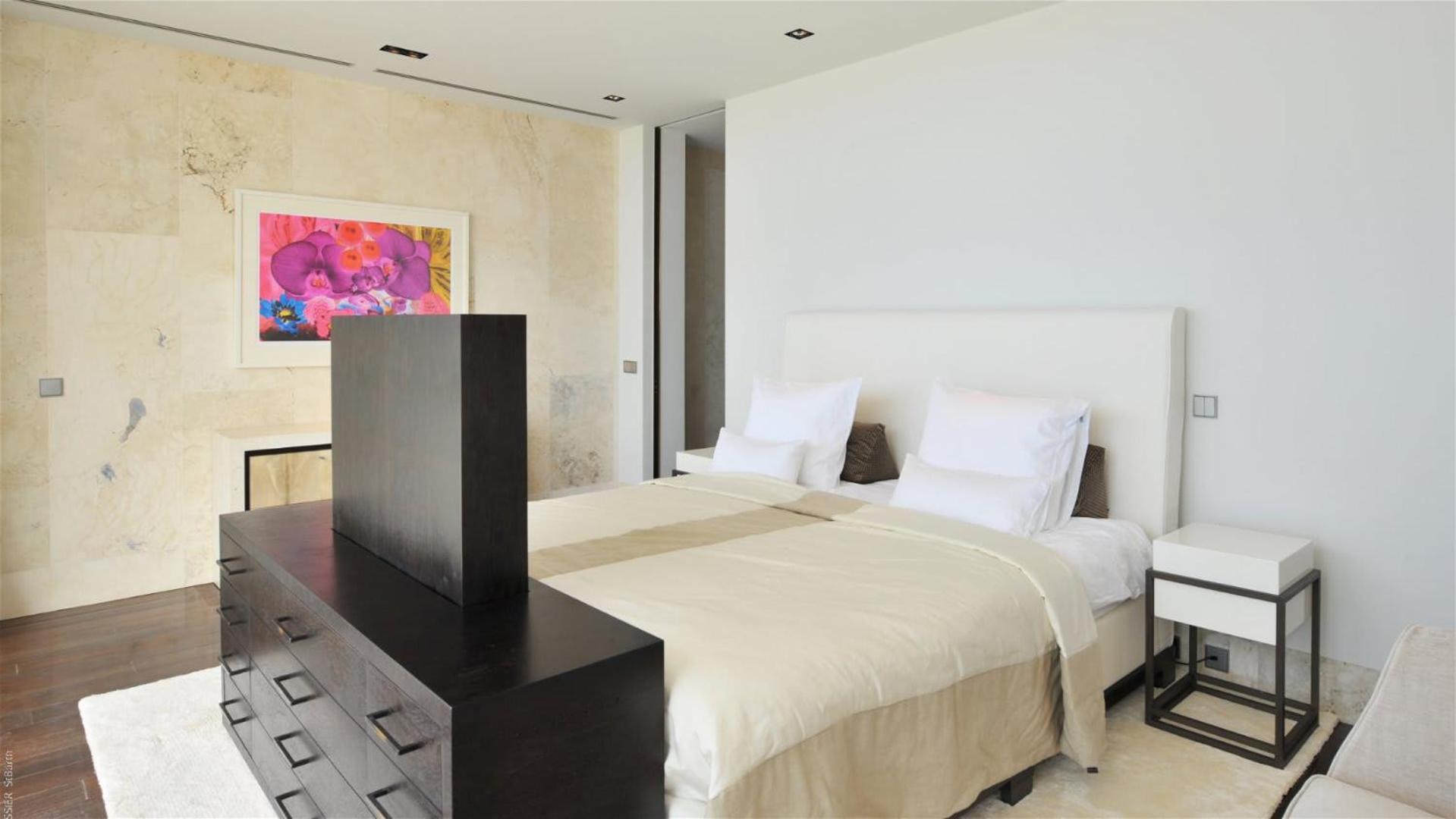 Ideally Located Contemporary Villa