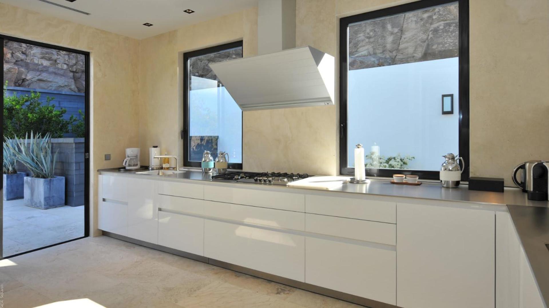 Ideally Located Contemporary Villa