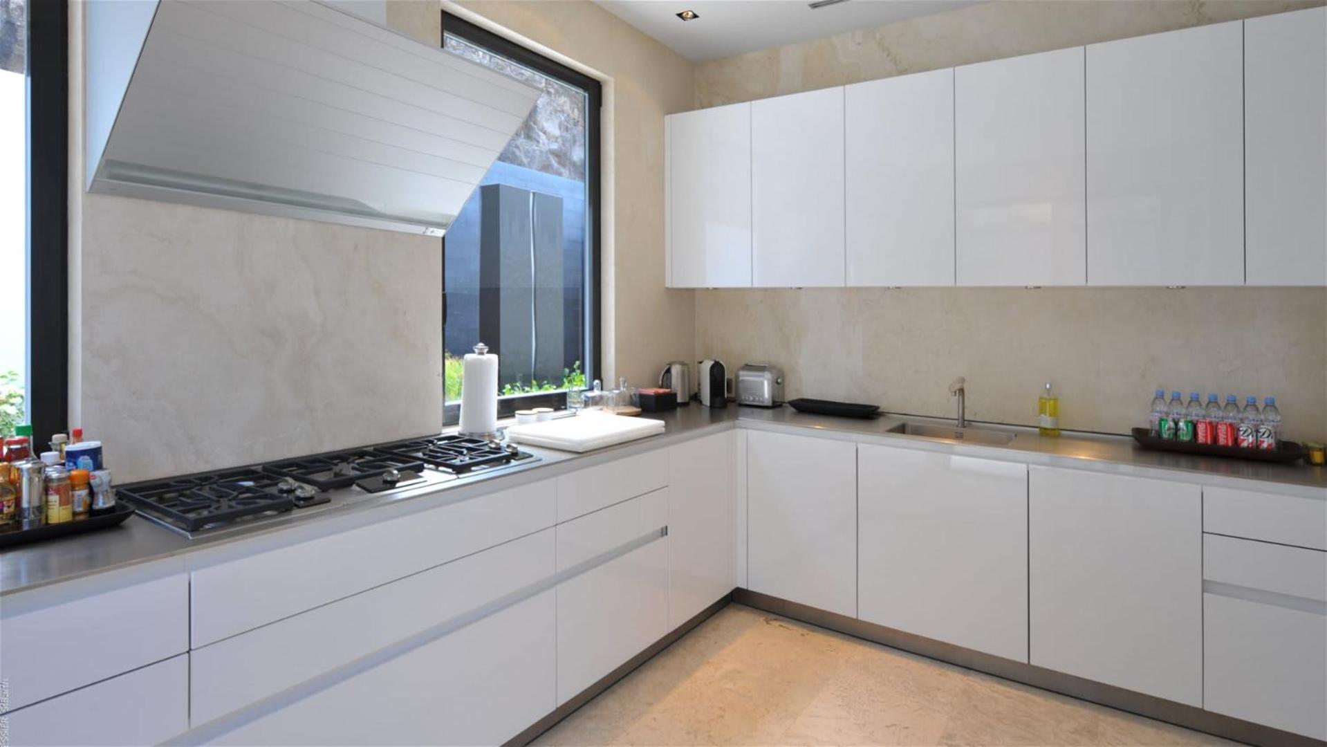 Ideally Located Contemporary Villa