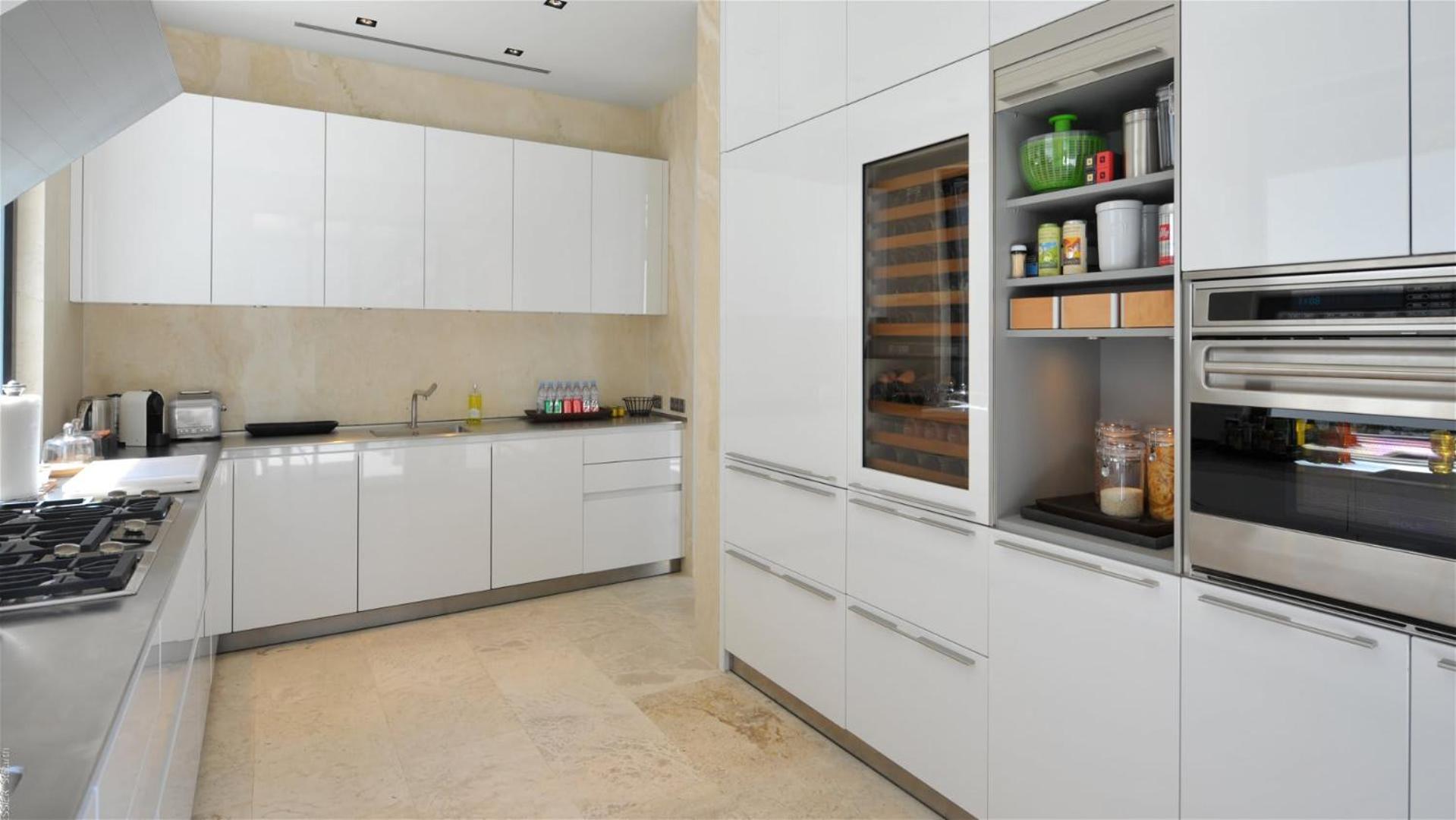 Ideally Located Contemporary Villa