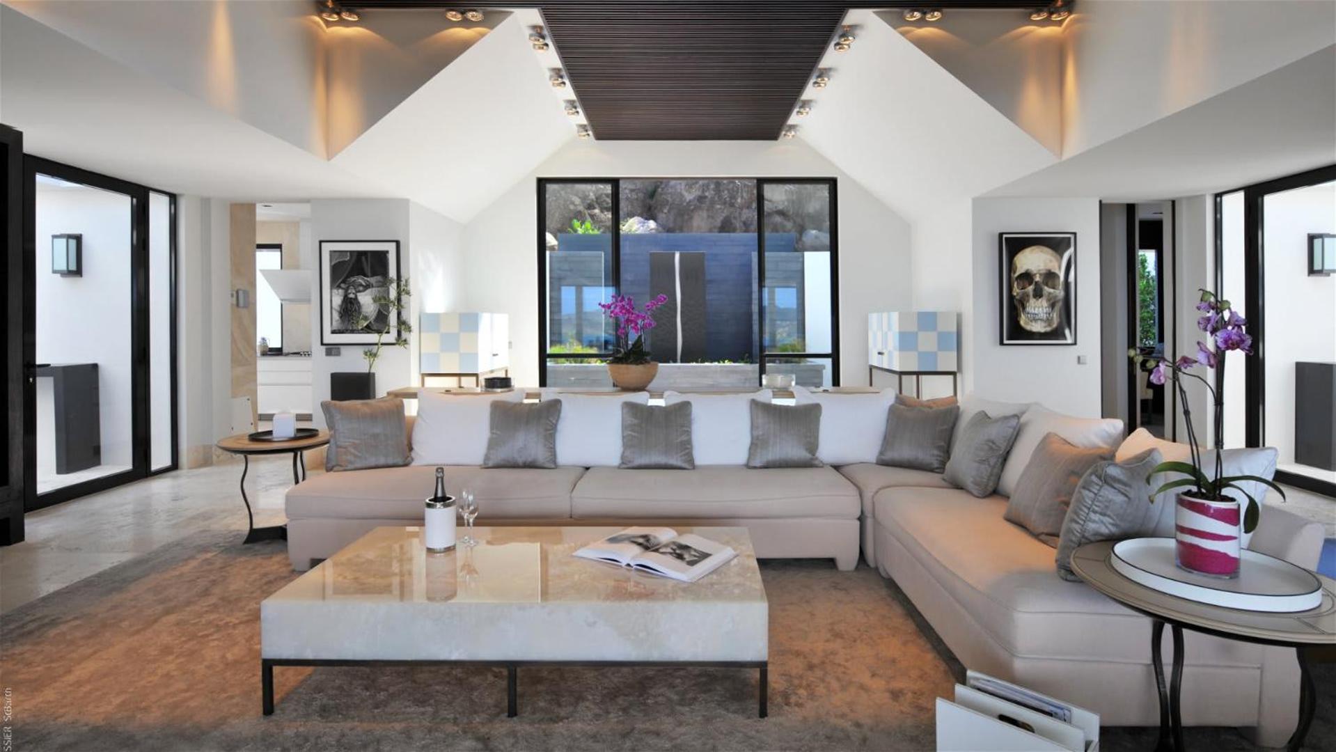 Ideally Located Contemporary Villa