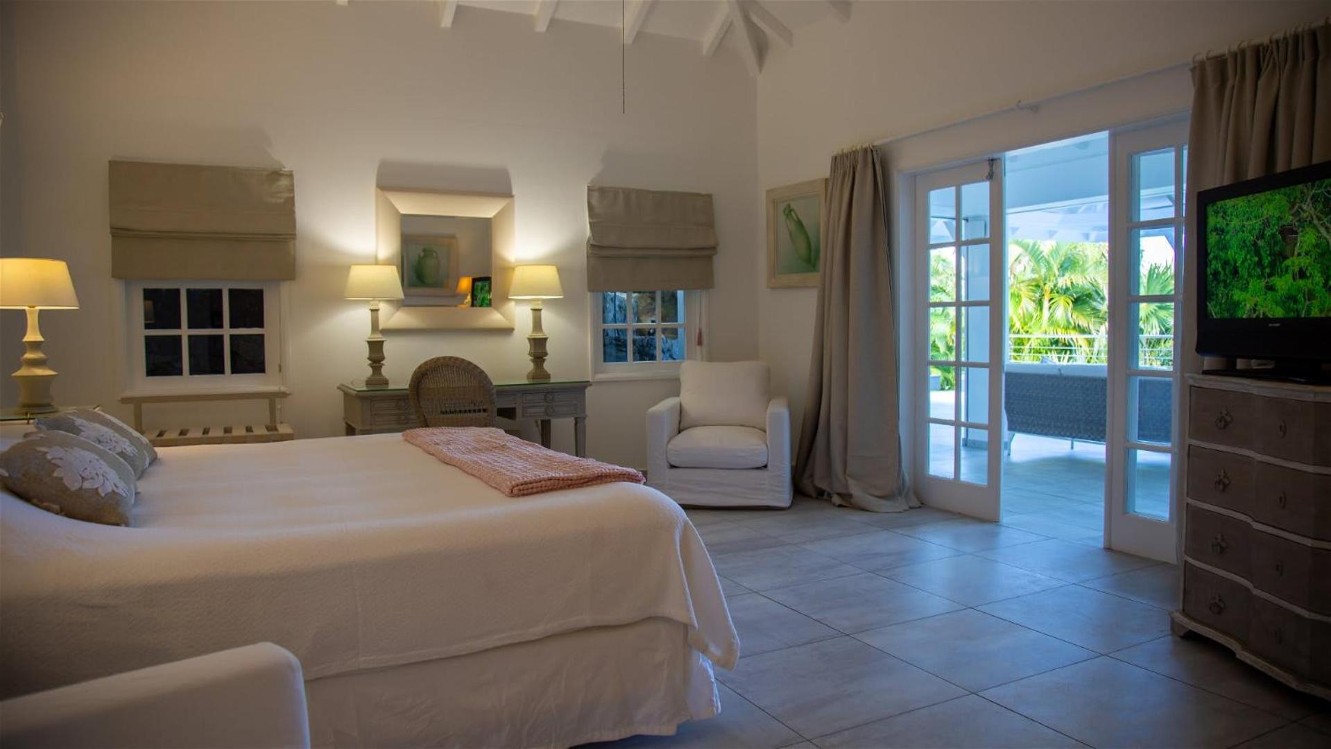 Romantic villa with stunning views of blue ocean
