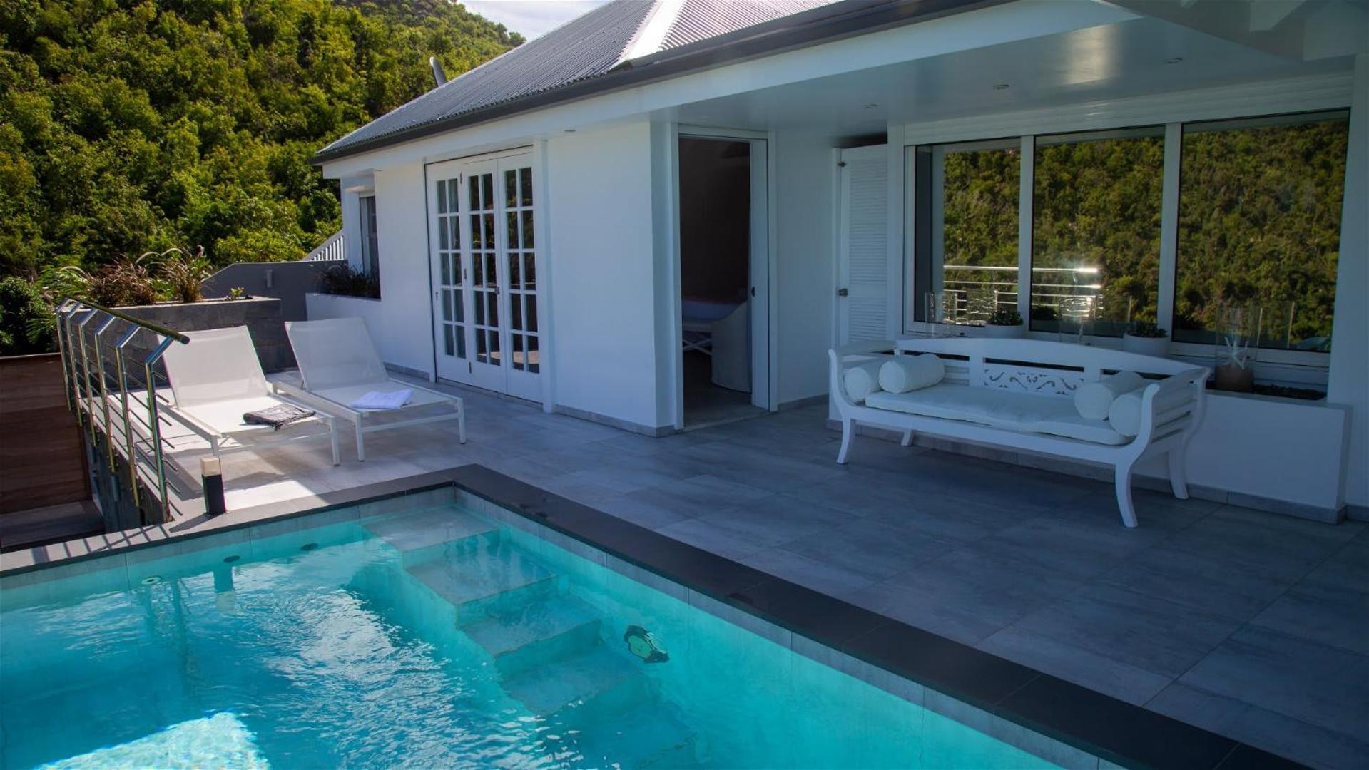 Romantic villa with stunning views of blue ocean