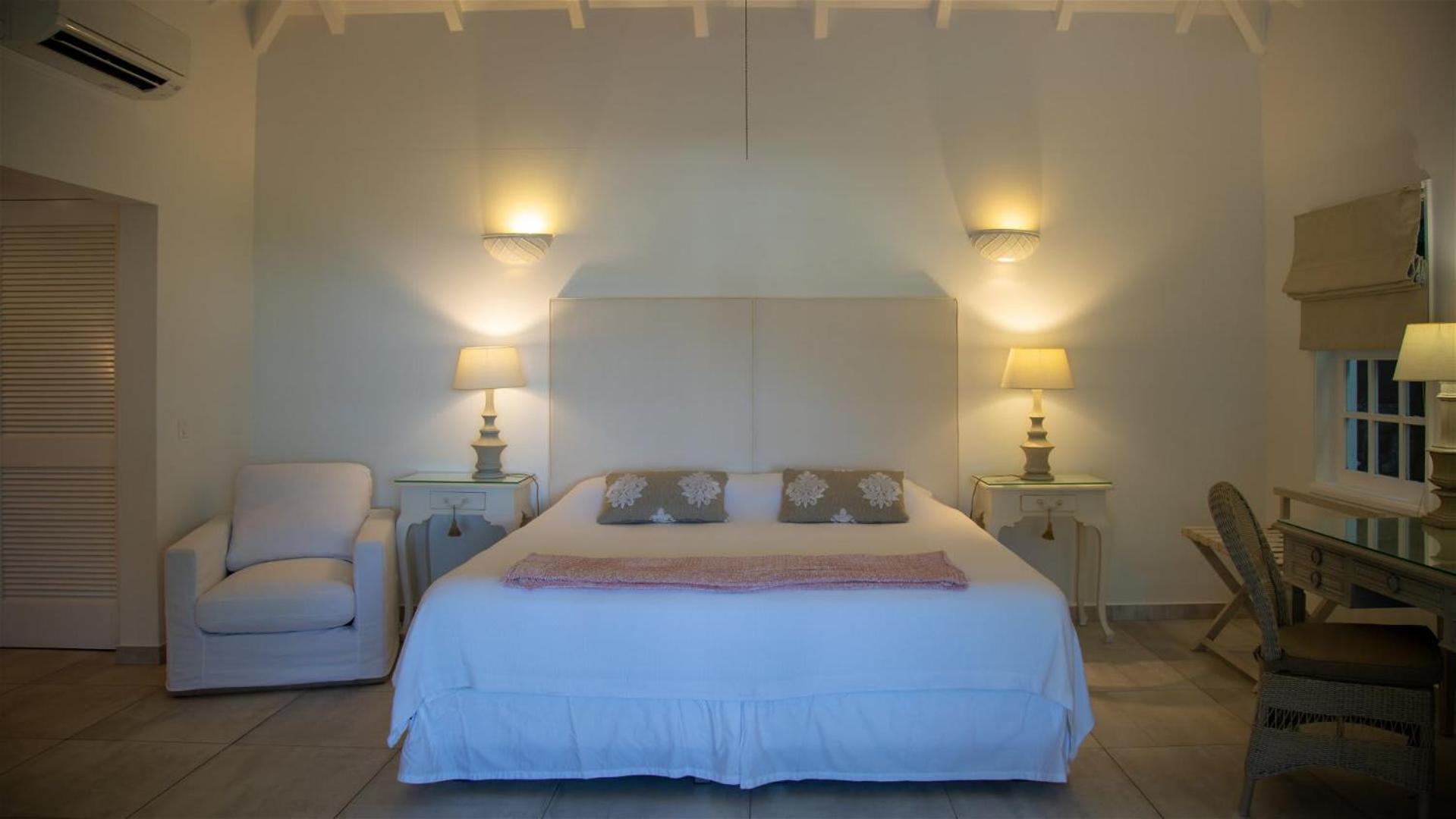 Romantic villa with stunning views of blue ocean