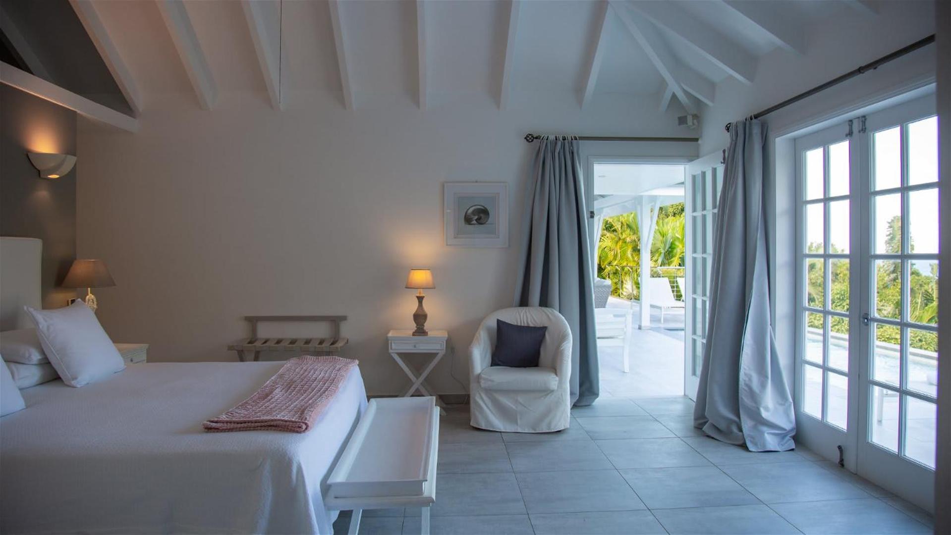 Romantic villa with stunning views of blue ocean