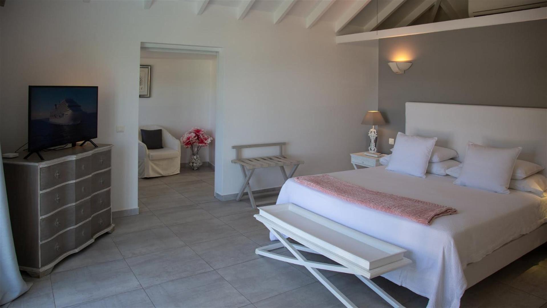 Romantic villa with stunning views of blue ocean
